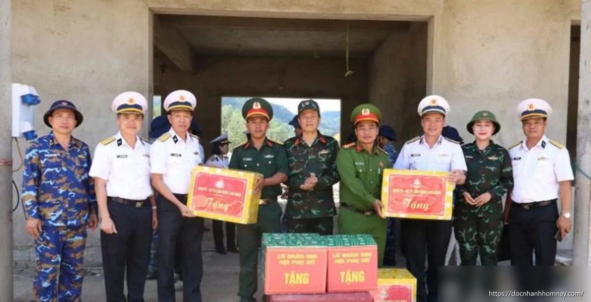 Vùng 3 Hải quân động viên cán bộ, chiến sĩ đang xây dựng trường học tại khu vực biên giới