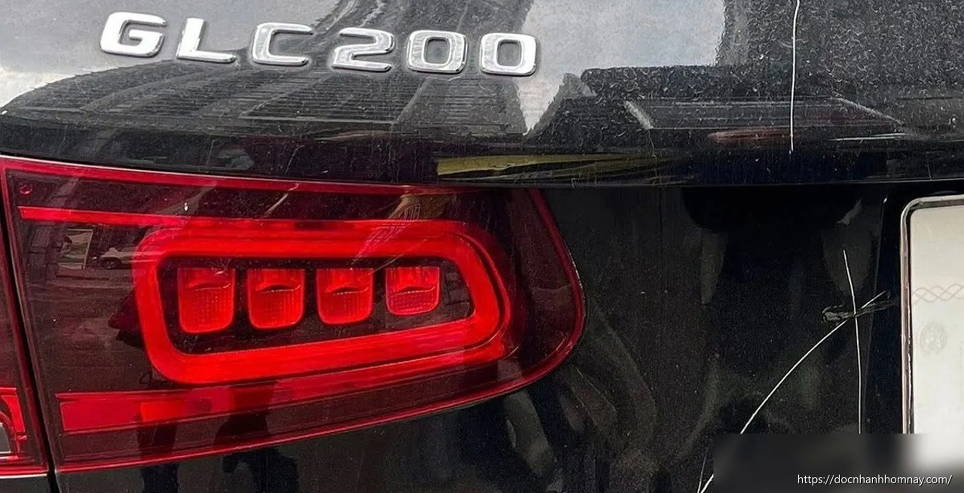 Người phụ nữ đập gương, cào xước xe Mercedes đỗ trước nhà bị truy tố
