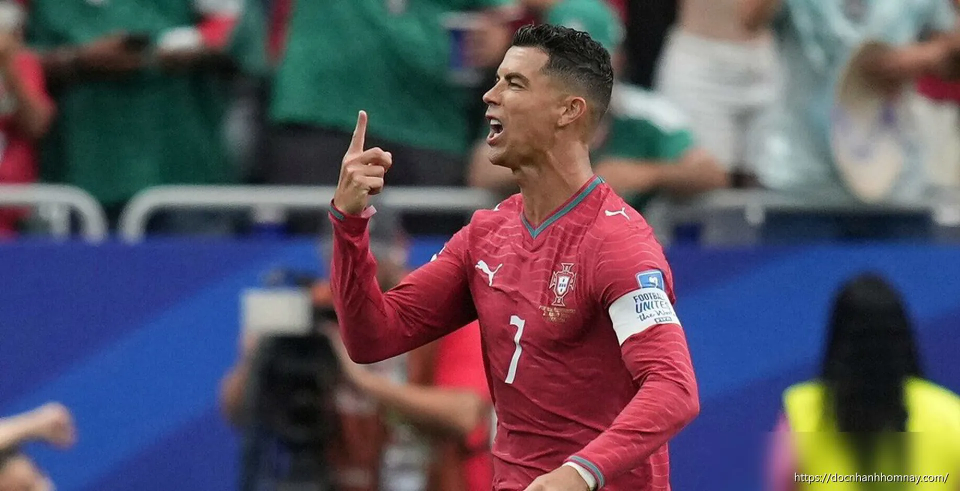 Ronaldo phá hai kỷ lục World Cup của Messi