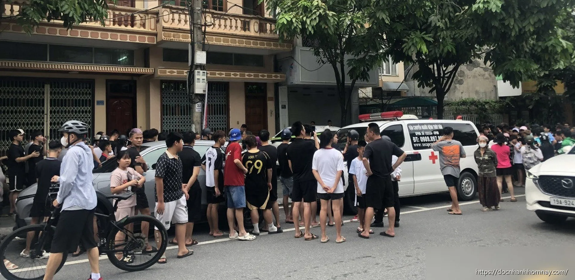 Nổ súng ở Lào Cai khiến 2 người thương vong, cảnh sát khám nghiệm hiện trường