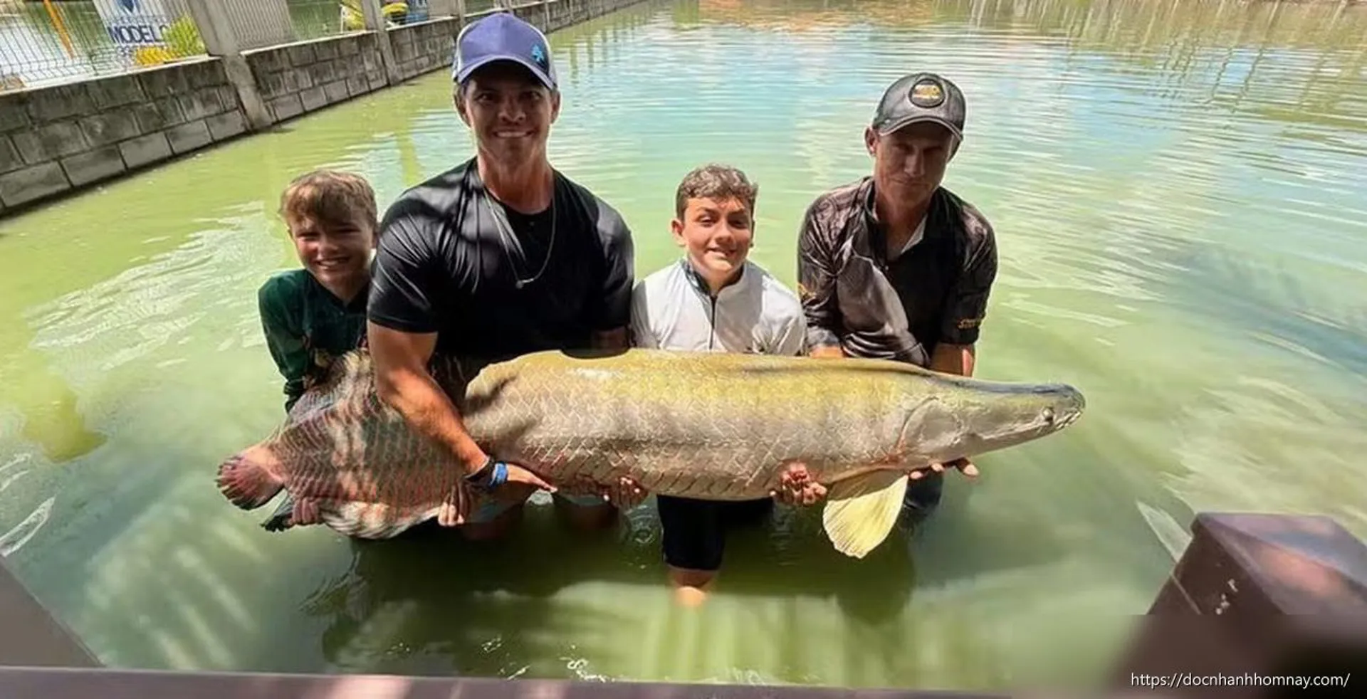 Bé trai 12 tuổi câu được cá khổng lồ 130kg ở Brazil