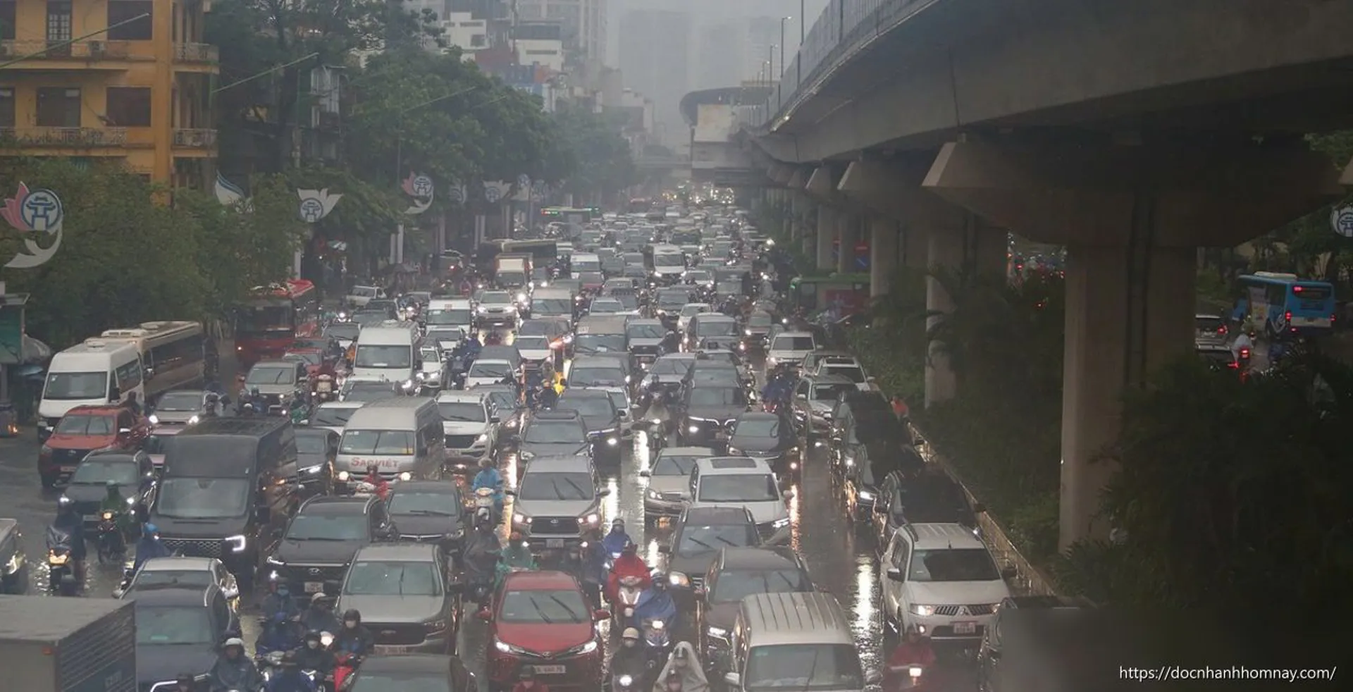 Chiều nay miền Bắc mưa giông, ngày mai hết nắng nóng
