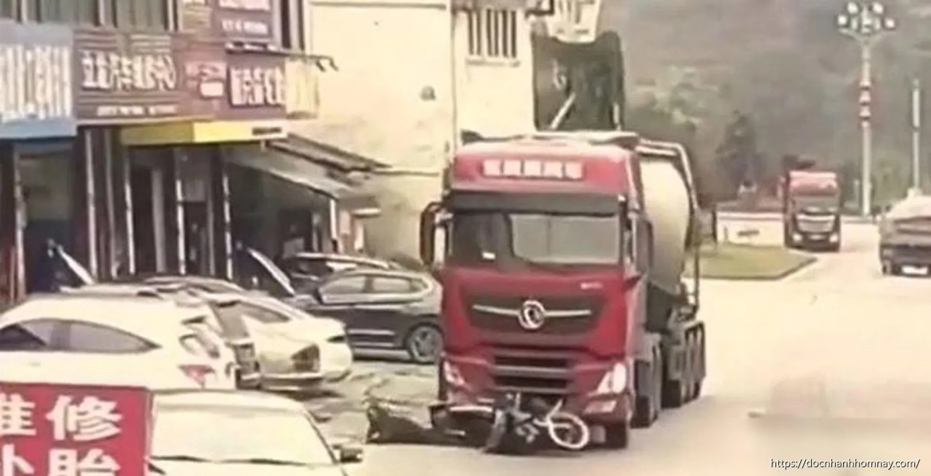 Bị xe tải kéo lê hàng chục mét, người đàn ông đi xe máy may mắn thoát chết