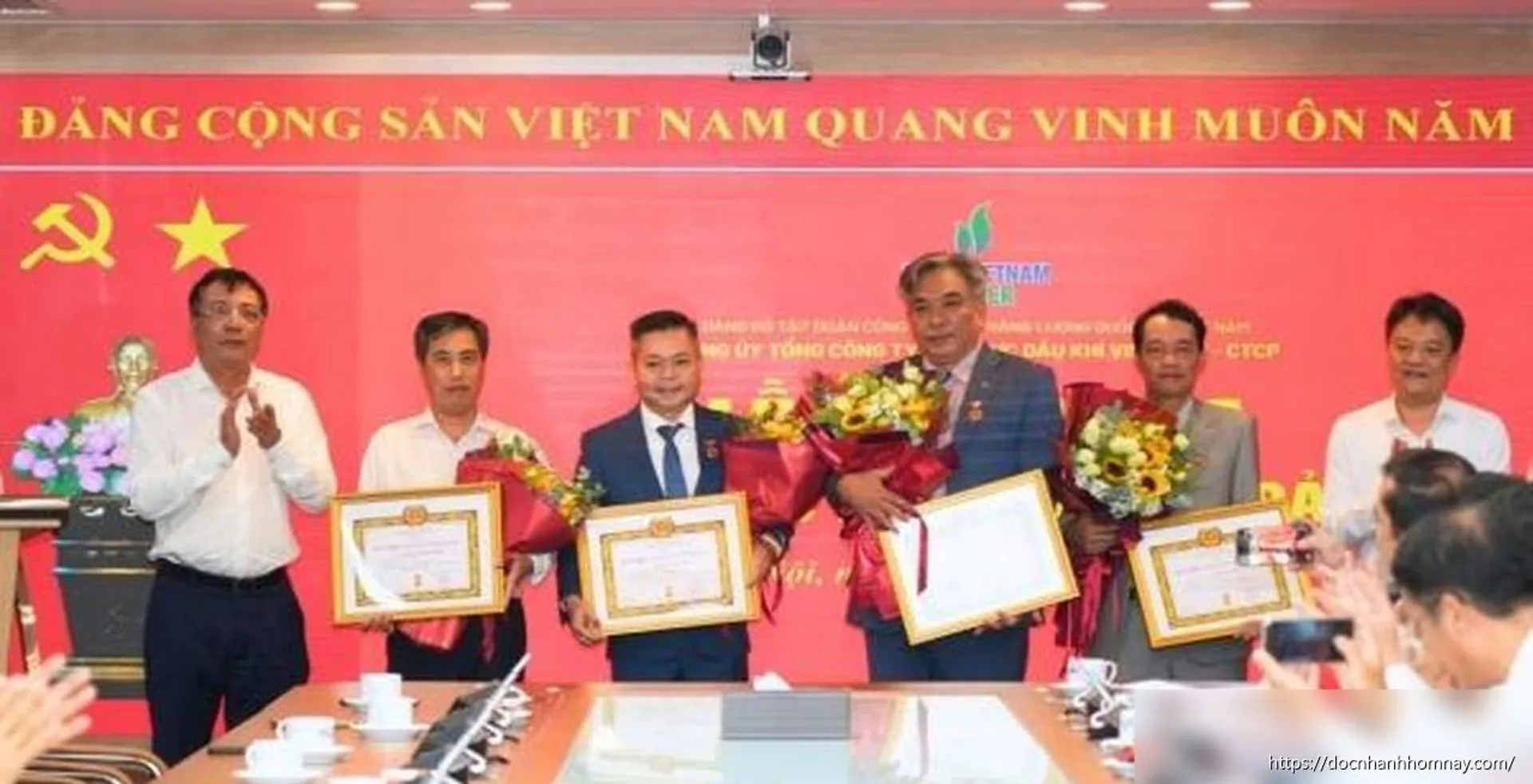 PV Power tổ chức trao Huy hiệu 30 năm tuổi Đảng cho đảng viên