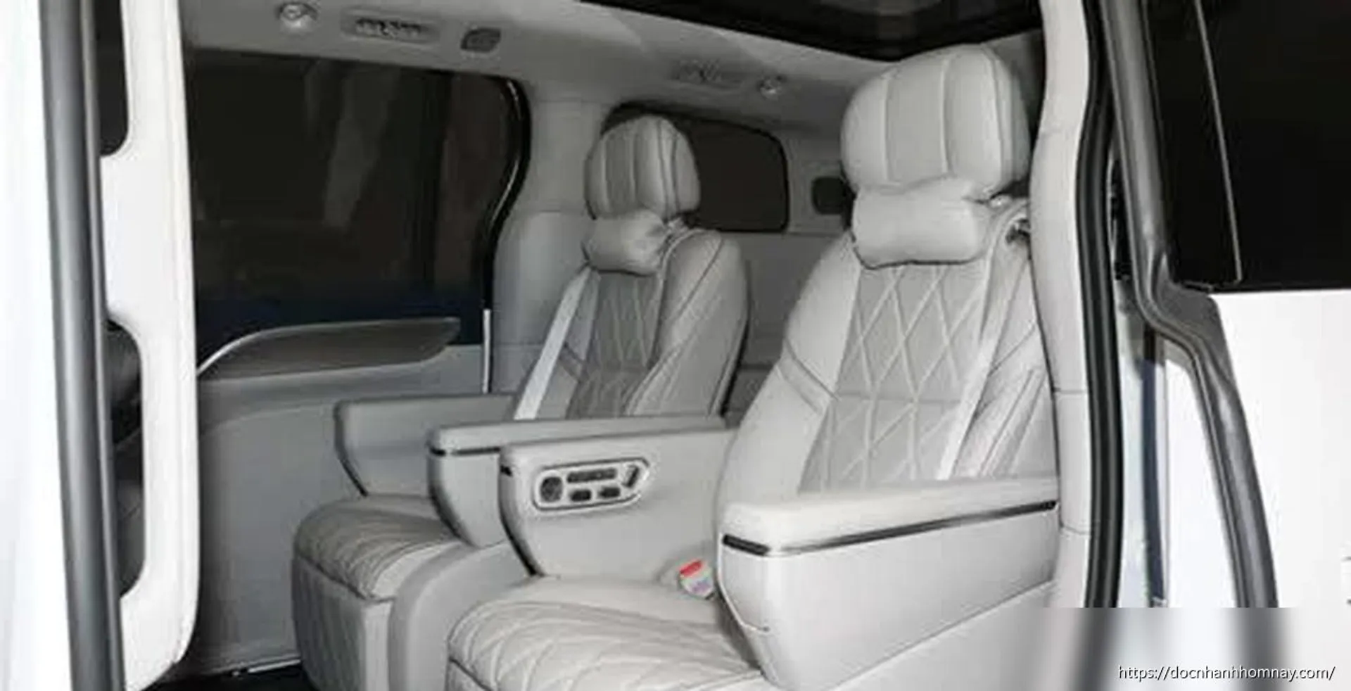 Leapmotor D99 2026: 'Chuyên cơ mặt đất' dài gần 5,3 mét, công suất 558 mã lực, giá từ 967 triệu đồng