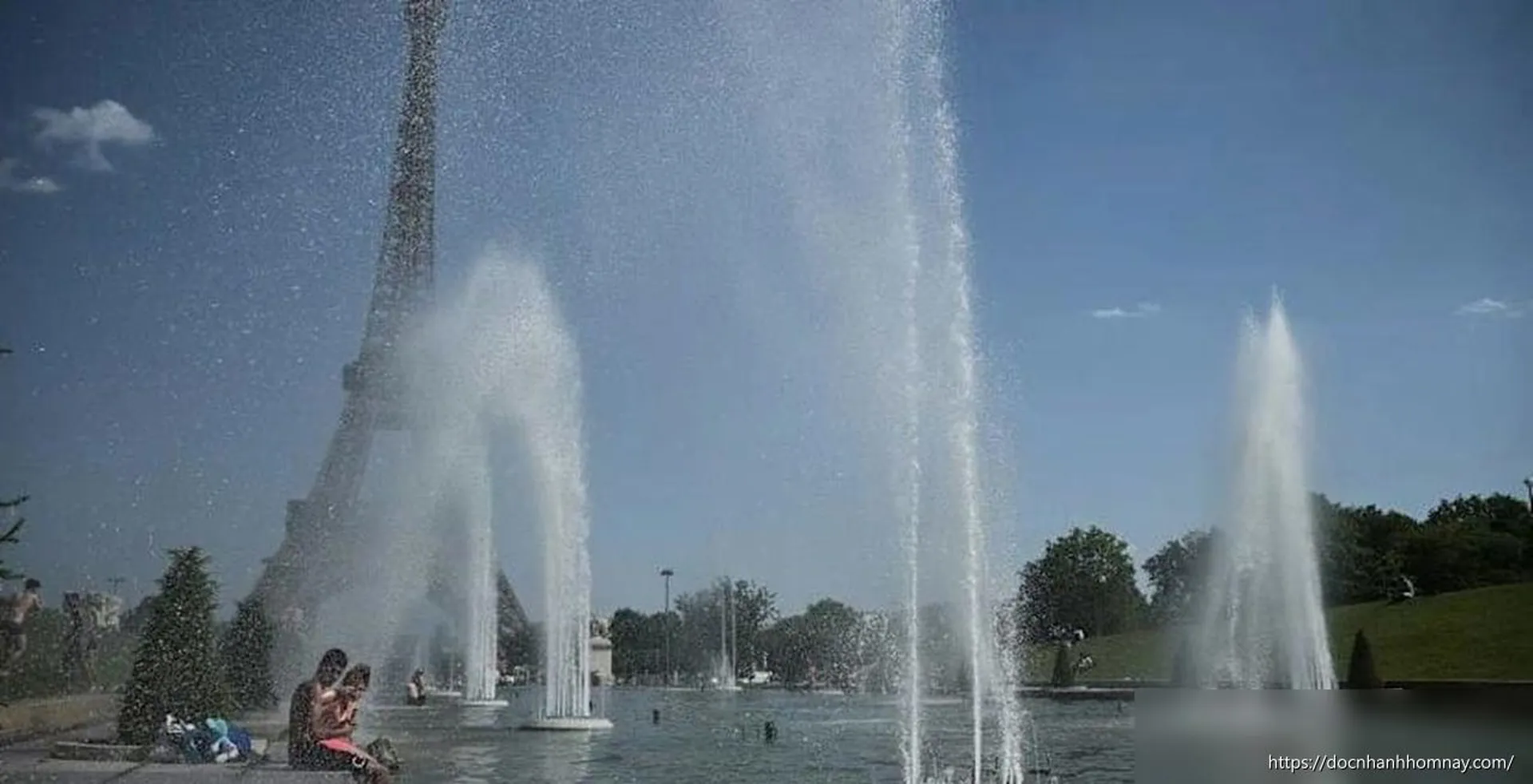 Pháp trải qua đêm nóng nhất 80 năm: Tháp Eiffel đóng cửa sớm, 40 người chết đuối vì nắng nóng