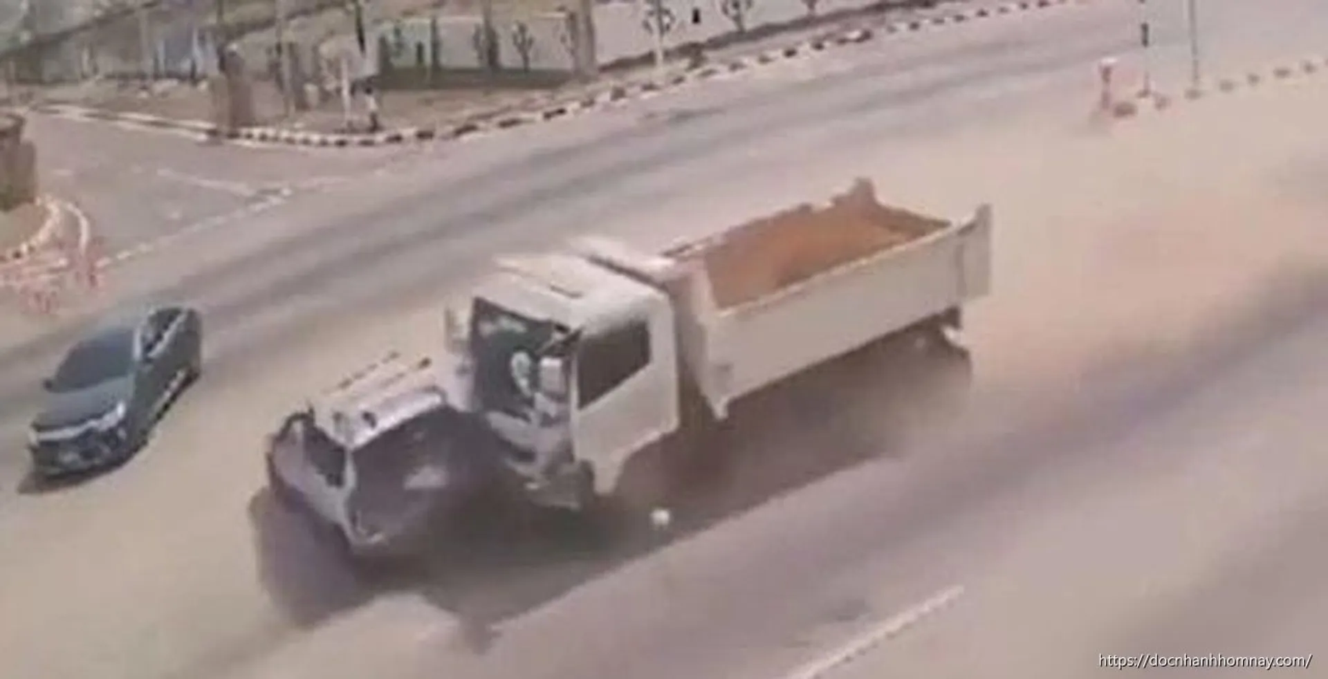 Ngủ gật, tài xế xe tải gây tai nạn kinh hoàng, kéo lê ô tô chở học sinh 50m