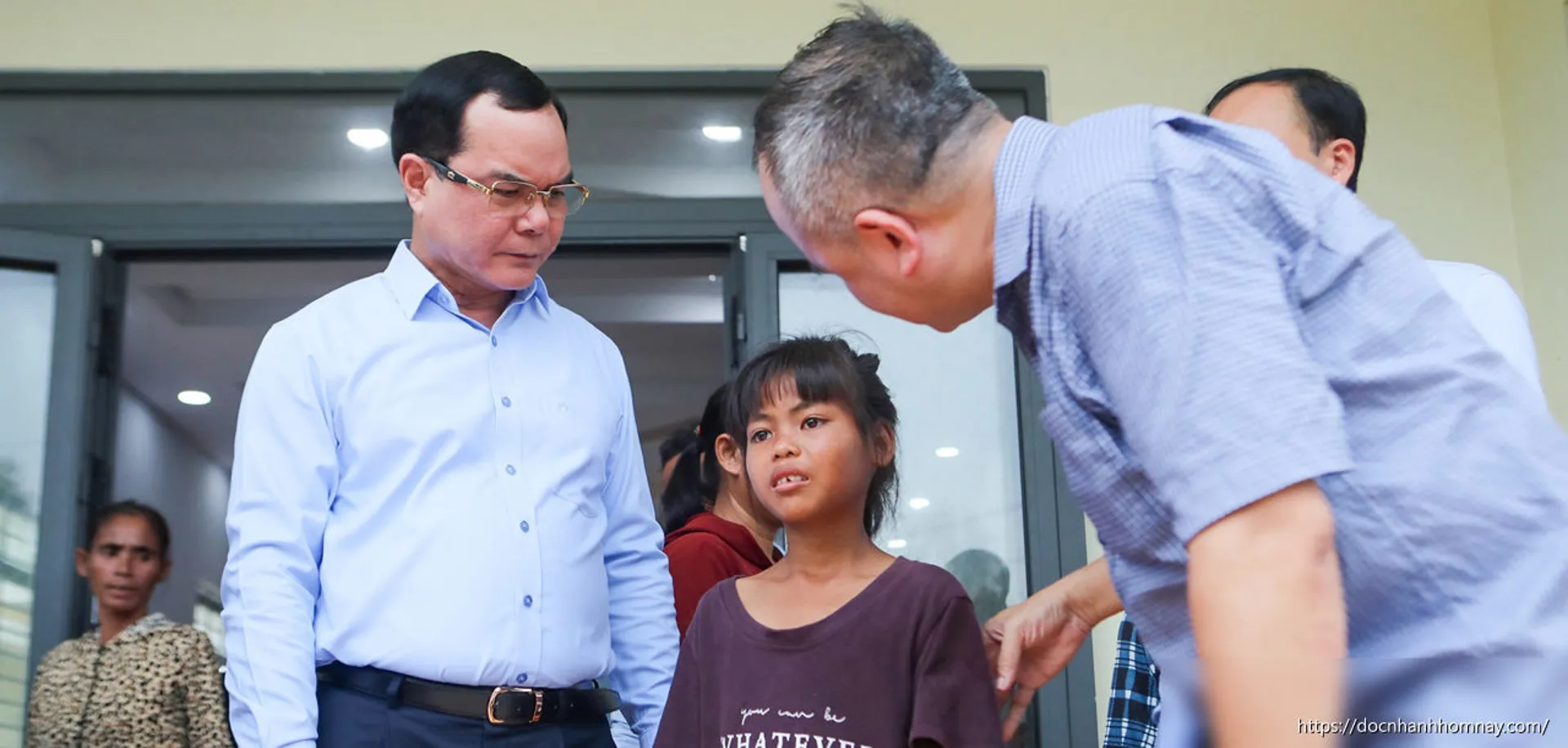 Bộ trưởng Nguyễn Đình Khang thăm, tặng quà đồng bào dân tộc thiểu số ở Khánh Hòa