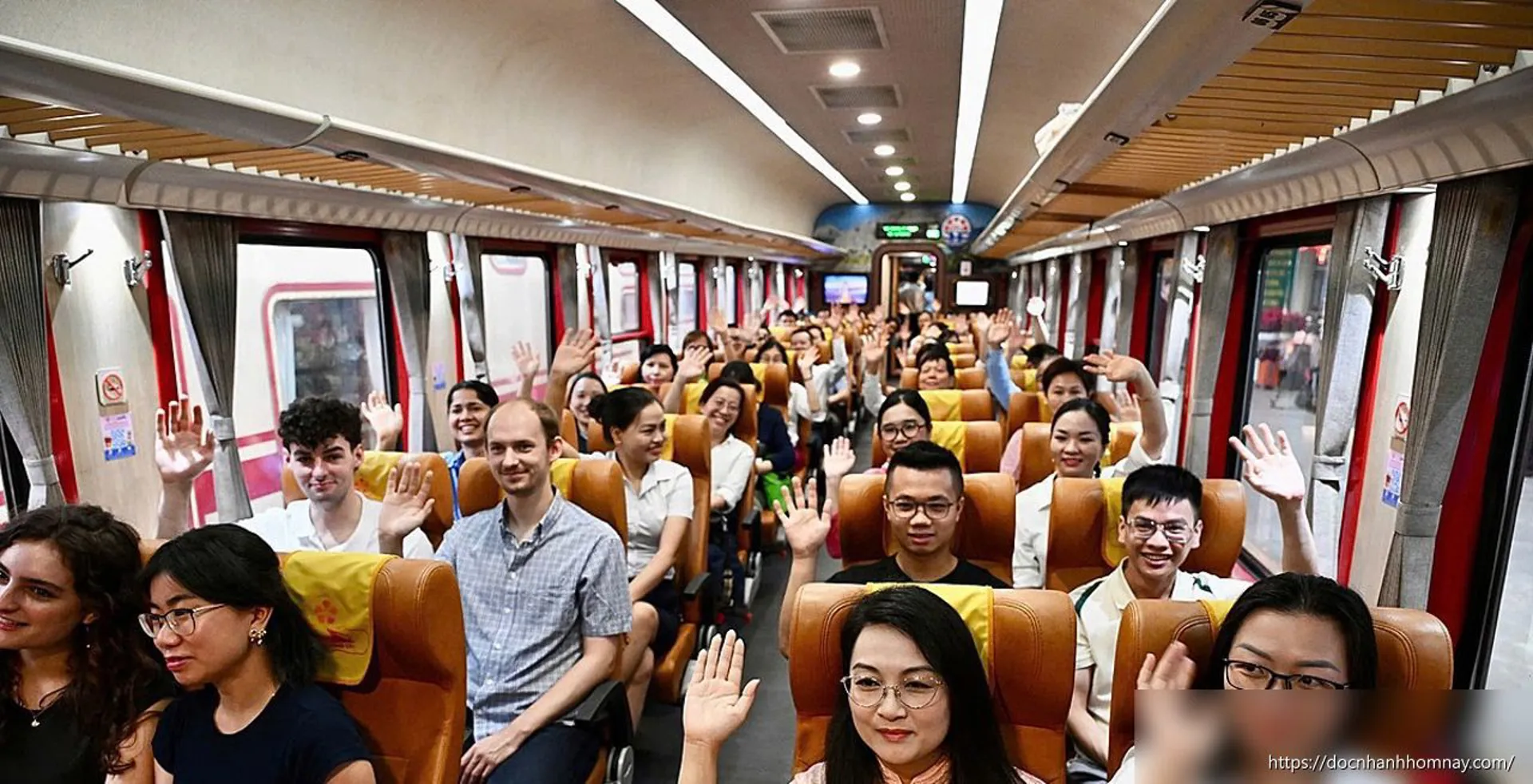 Ngày đầu y bác sĩ Bạch Mai đi làm bằng tàu hỏa