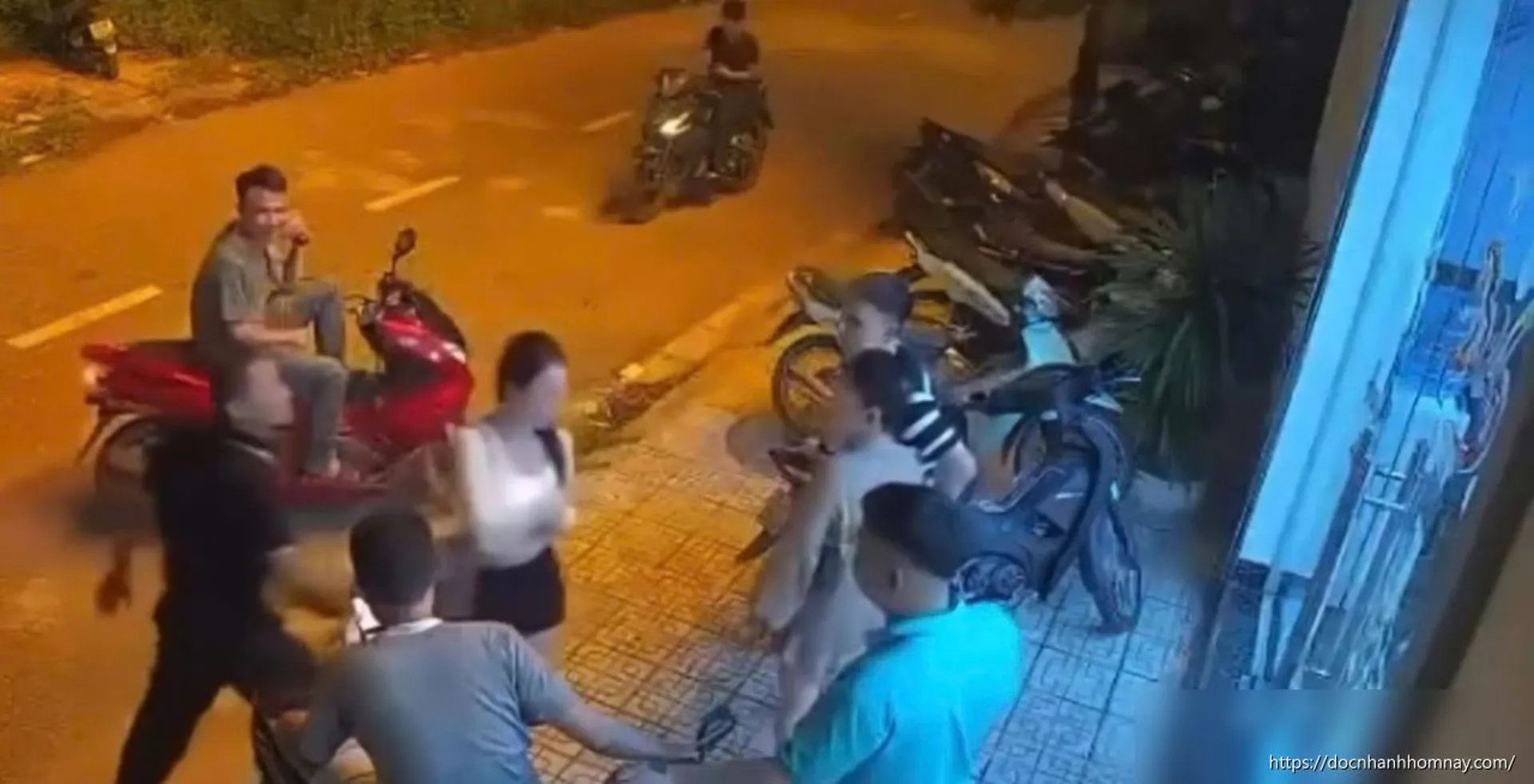 Công an xác minh vụ cô gái bị tát trước quán karaoke ở Ninh Bình