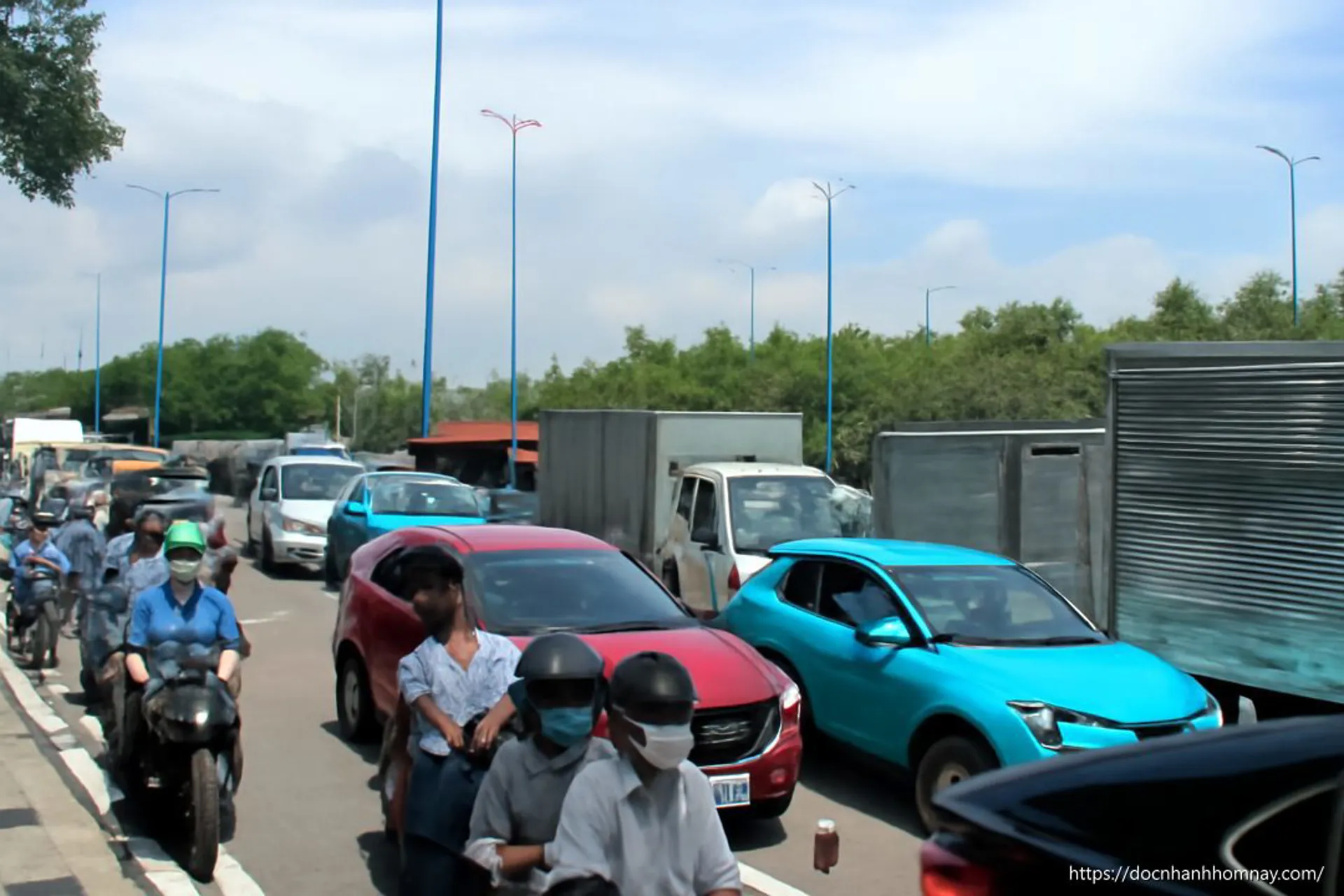 Kẹt xe tại nút giao An Phú: Câu chuyện không thể cười nổi!