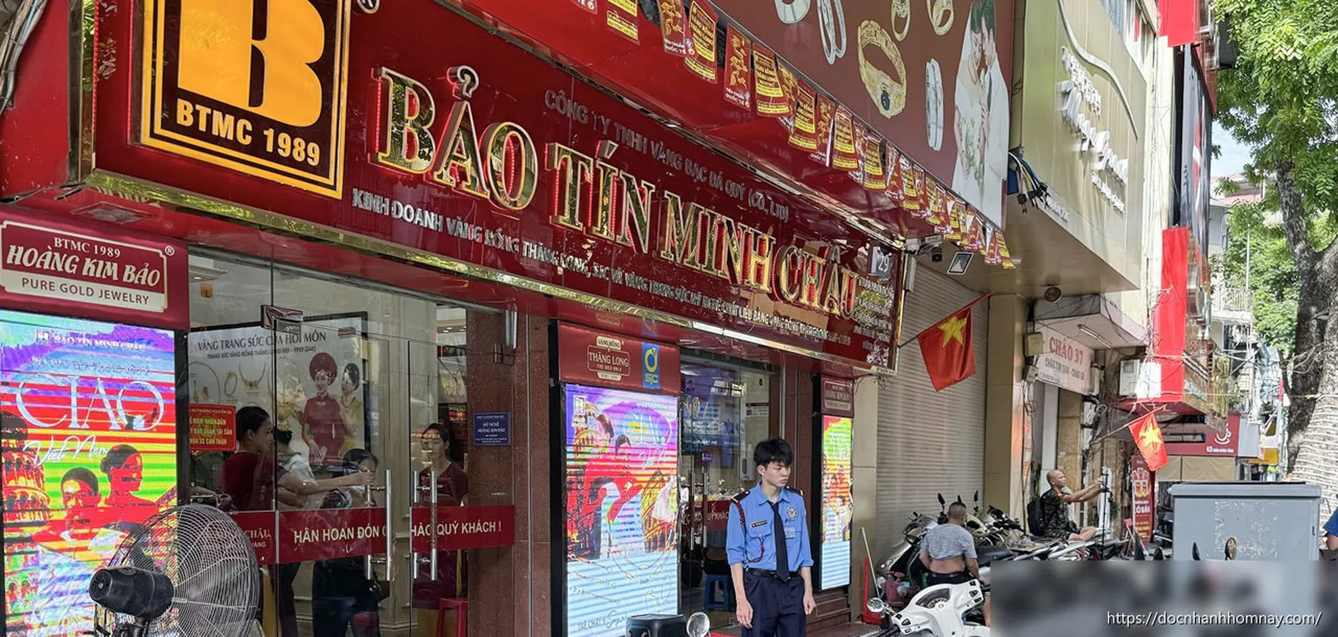 Giá vàng giảm mạnh gần 1 triệu đồng/lượng, phố vàng Hà Nội vắng tanh