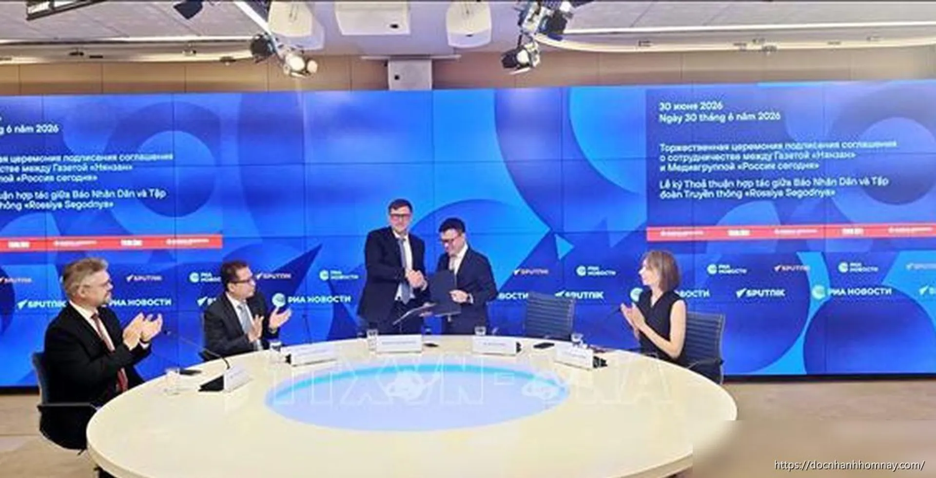 Báo Nhân Dân và Rossiya Segodnya ký thỏa thuận hợp tác truyền thông