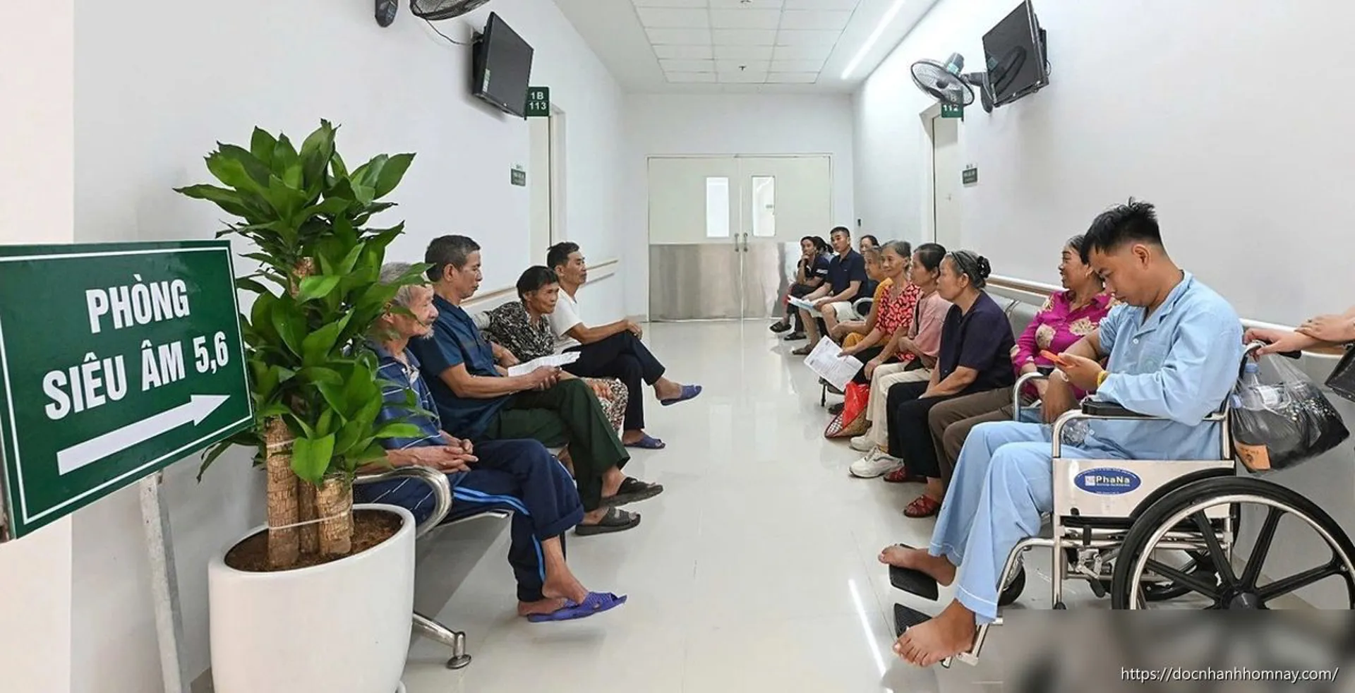 Người dân phấn khởi khi khám bệnh tại Bạch Mai cơ sở 2