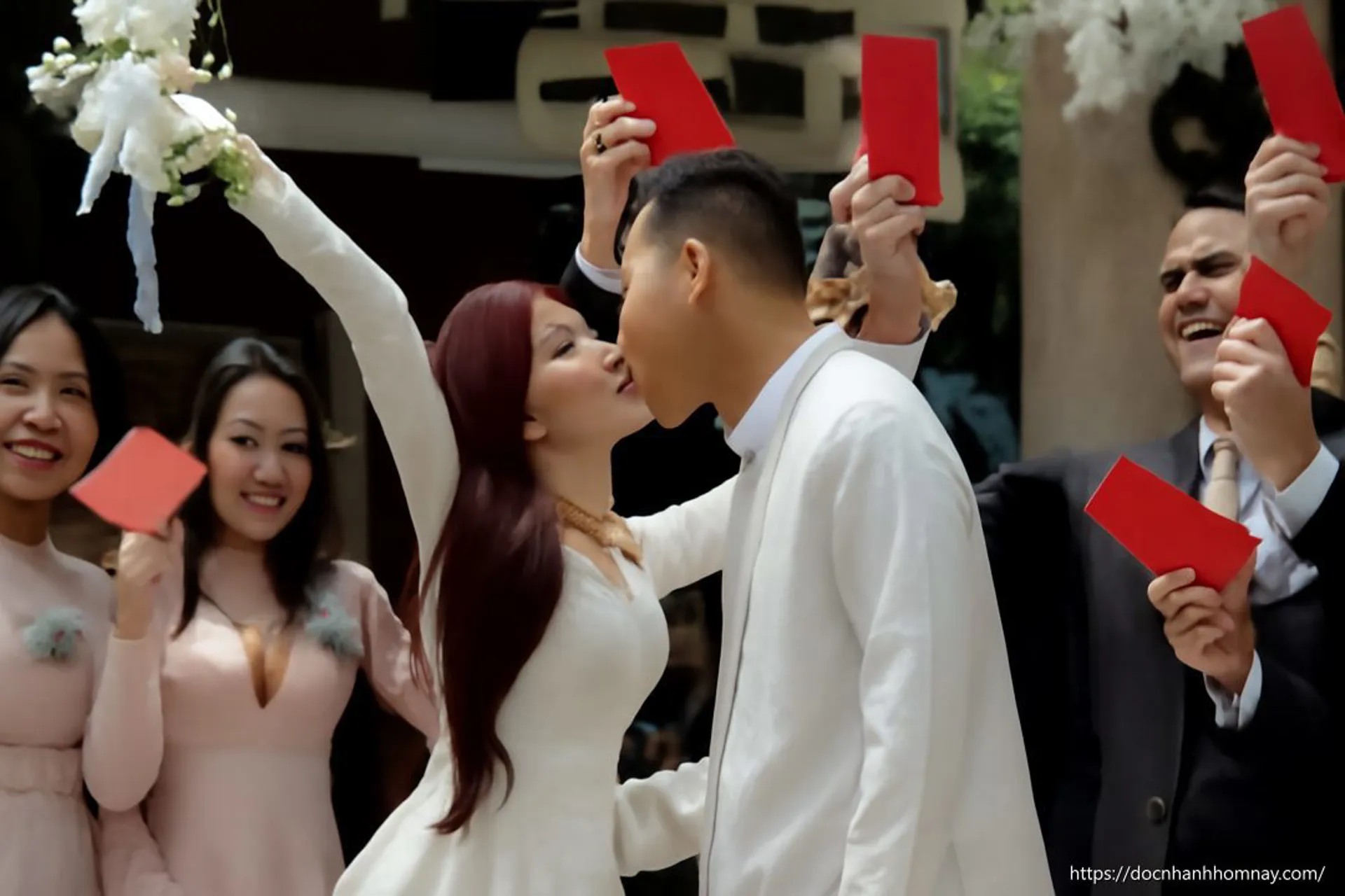 Xuân Nghi Rạng Rỡ Trong Lễ Ăn Hỏi: Đeo Vàng Kín Cổ, Tình Yêu Ngọt Ngào