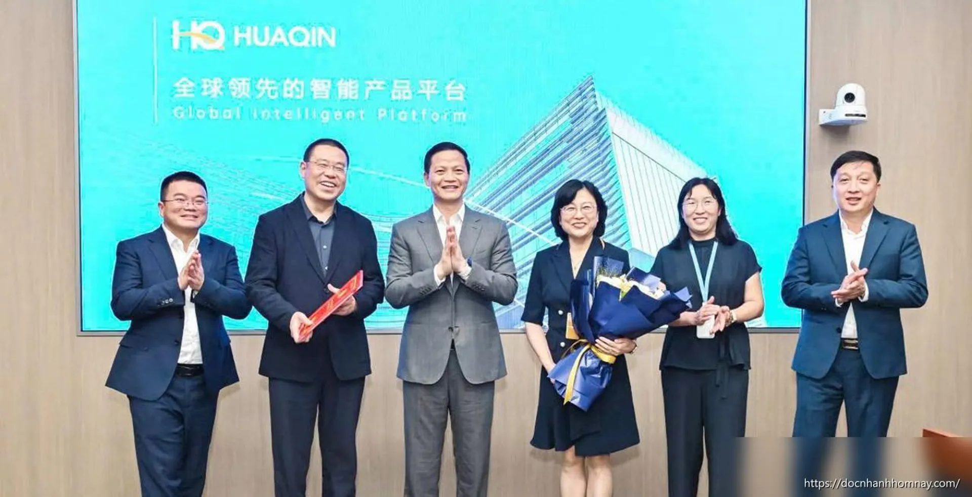 Chủ tịch Thái Nguyên trao giấy chứng nhận đầu tư cho công ty công nghệ HUAQIN