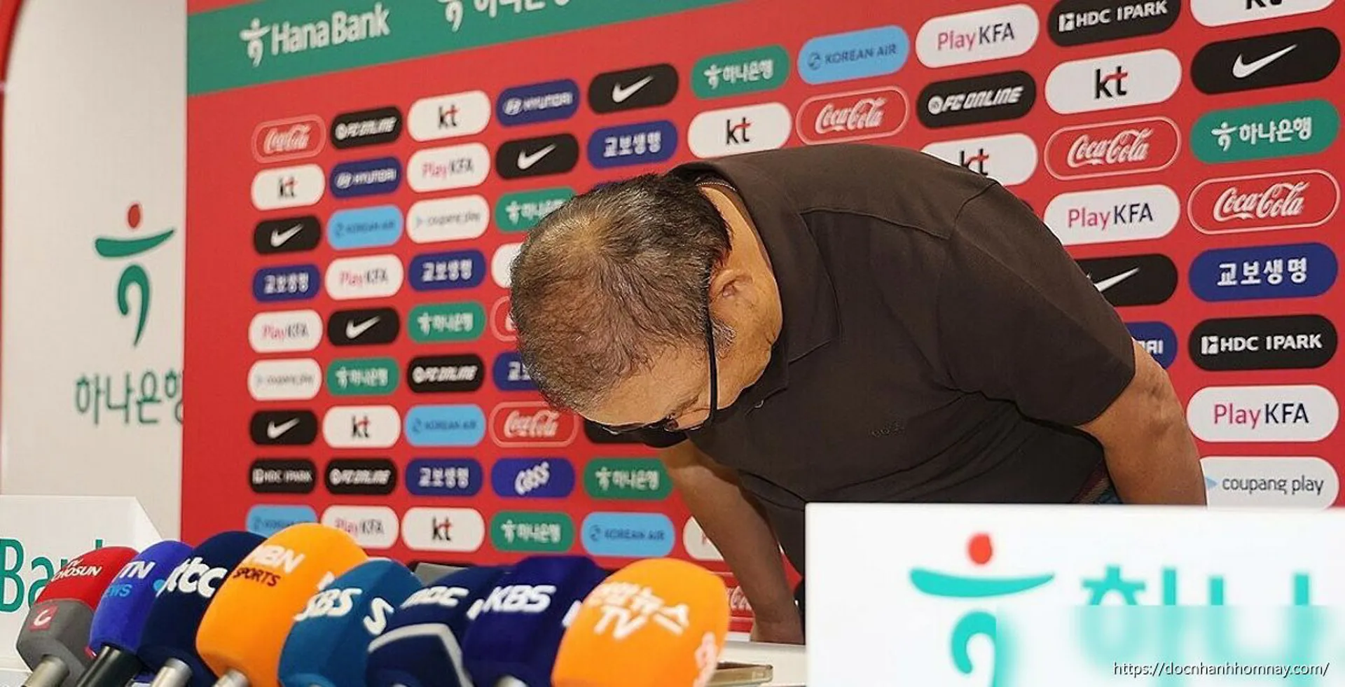 HLV Park Hang-seo cúi đầu xin lỗi sau khi Hàn Quốc bị loại ở World Cup 2026
