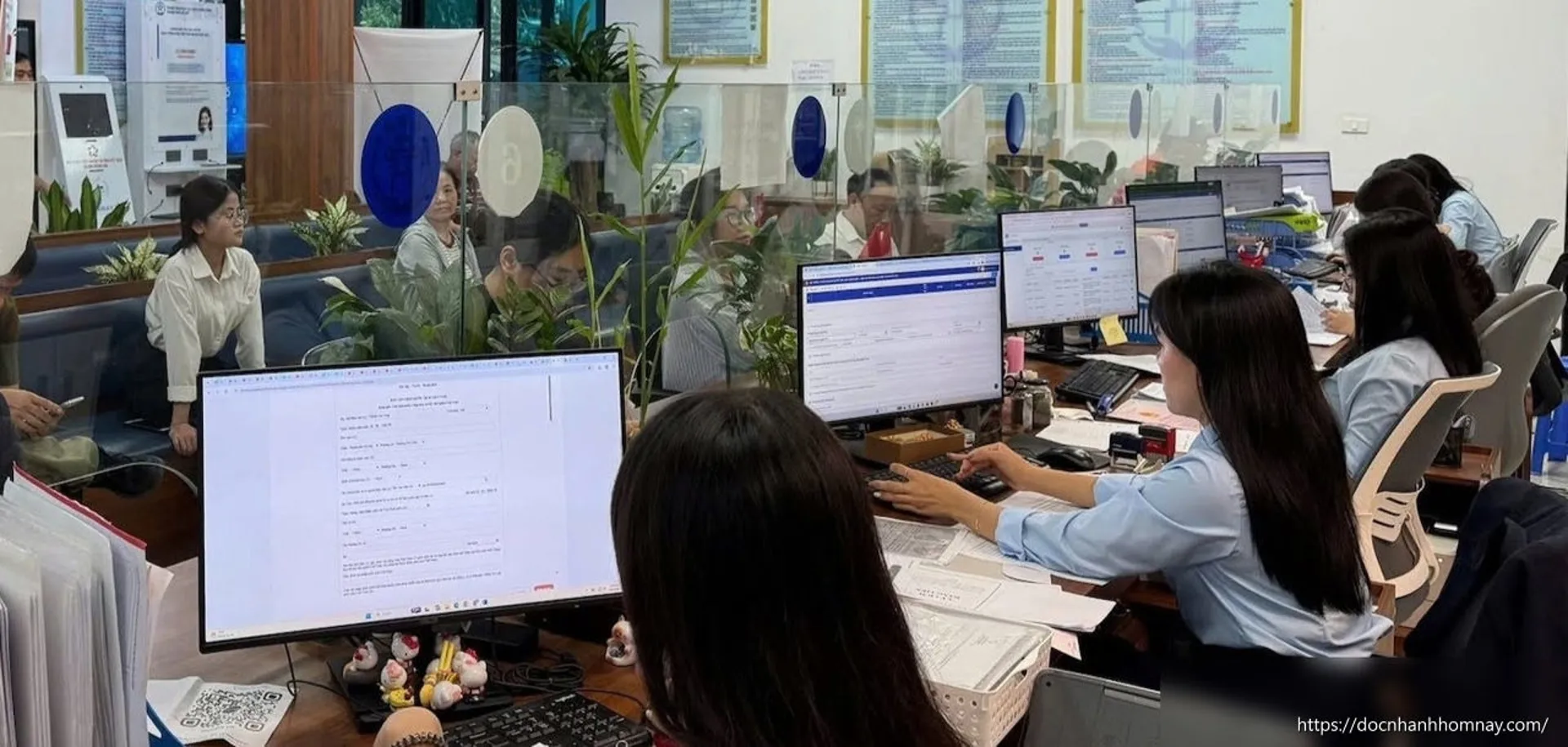 Hà Nội phản hồi vụ nữ cán bộ từ chối xác nhận ủy quyền cho cụ bà 97 tuổi
