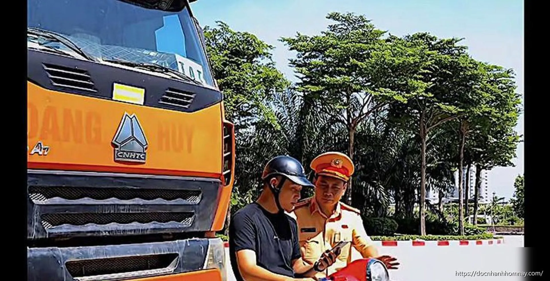 Góc nhìn từ cabin khiến nhiều người thót tim về điểm mù của xe tải lớn