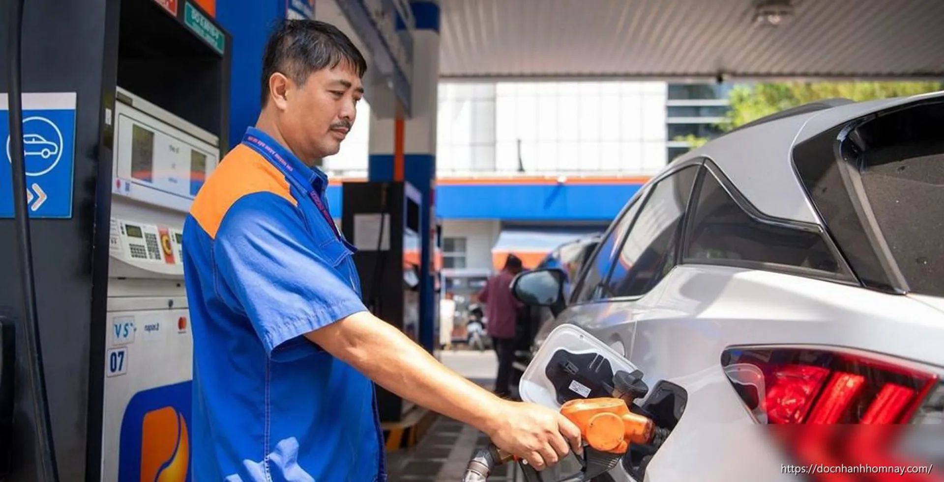 Giá xăng hôm nay 26/6: Sau đợt giảm mạnh, xăng RON95 xuống dưới 20.000 đồng/lít