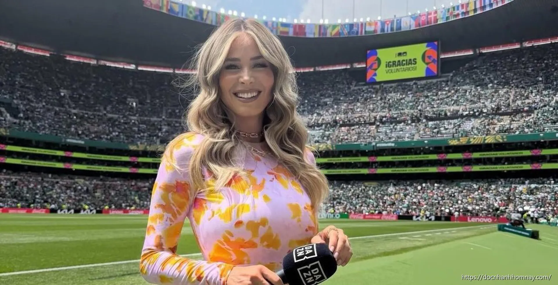 Vợ thủ môn Karius gây sốt khi làm MC World Cup ngay sau sinh