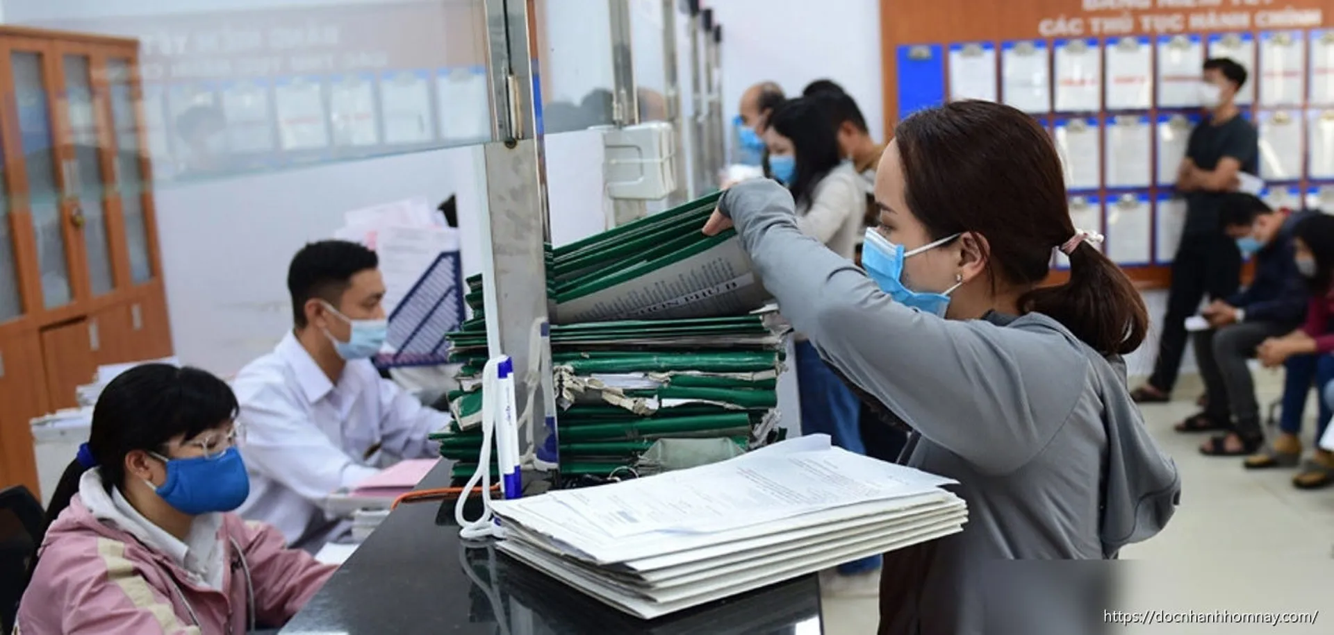 Nữ cán bộ yêu cầu 2 con cụ 97 tuổi lên trung tâm làm ủy quyền: Đúng quy trình nhưng thiếu tinh tế