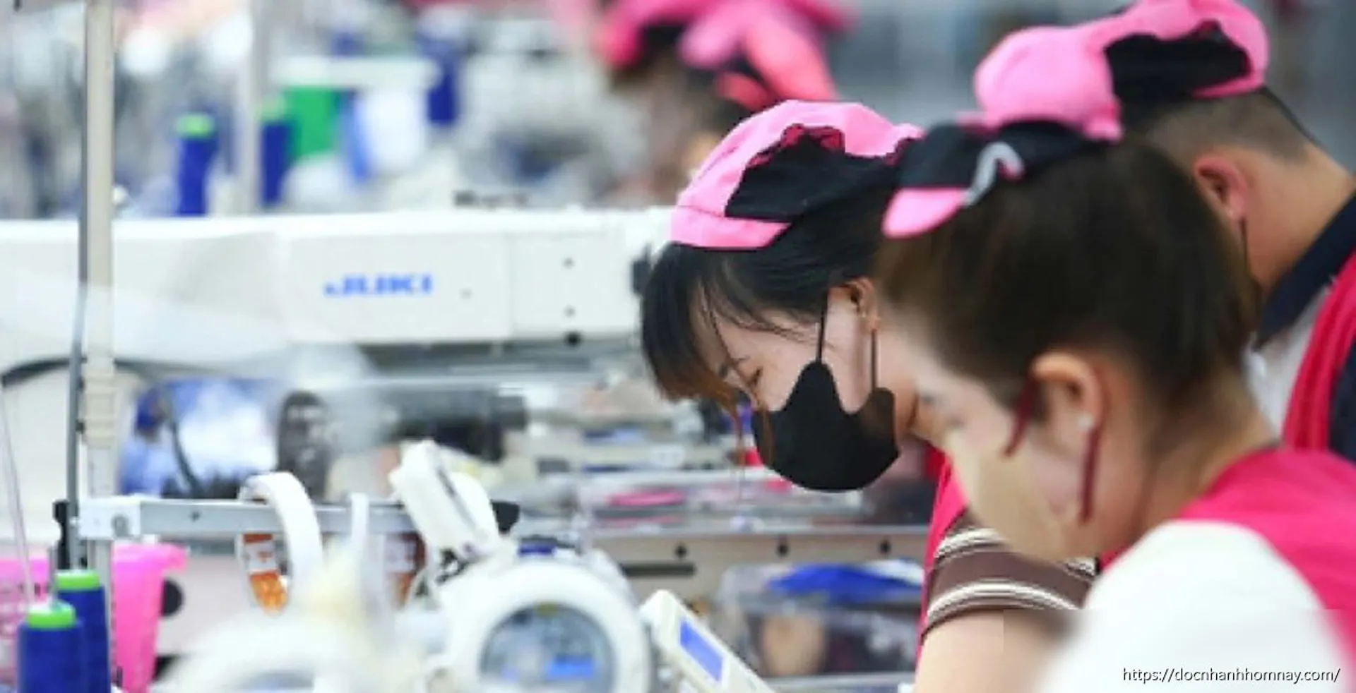 Áp lực tiền lương khiến lao động ngại kết hôn, hoãn sinh con