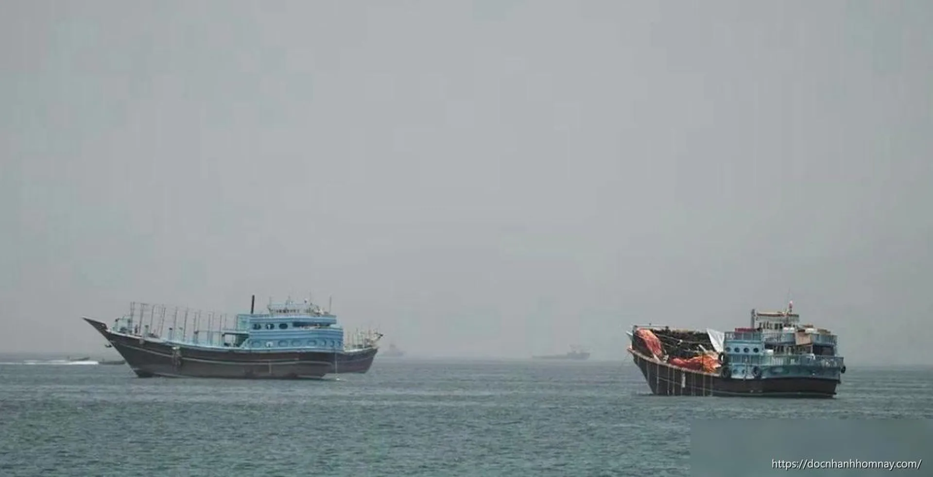 Tàu qua eo biển Hormuz lại bị tấn công: Liên Hợp Quốc dừng kế hoạch sơ tán, giá dầu tăng vọt