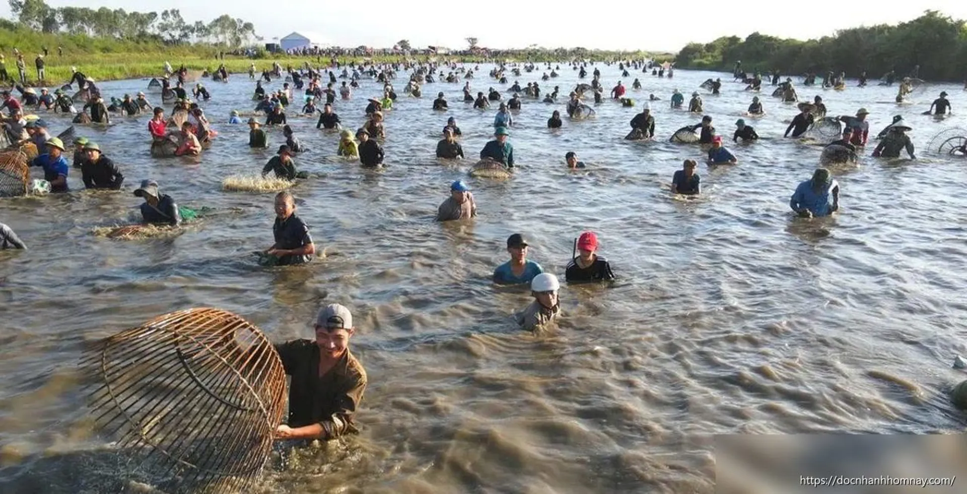 Độc đáo lễ hội đánh cá dưới chân núi Hồng Lĩnh