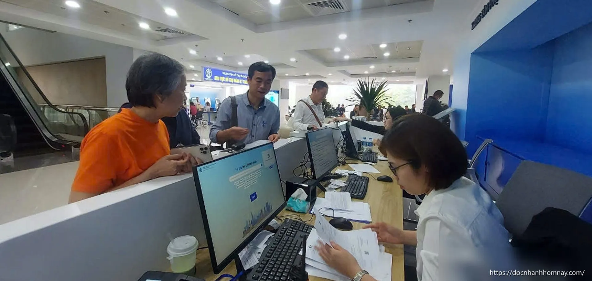 Vụ cụ bà 97 tuổi ở Hà Nội ủy quyền nhận lương hưu: Bài học về thái độ phục vụ của cán bộ hành chính công