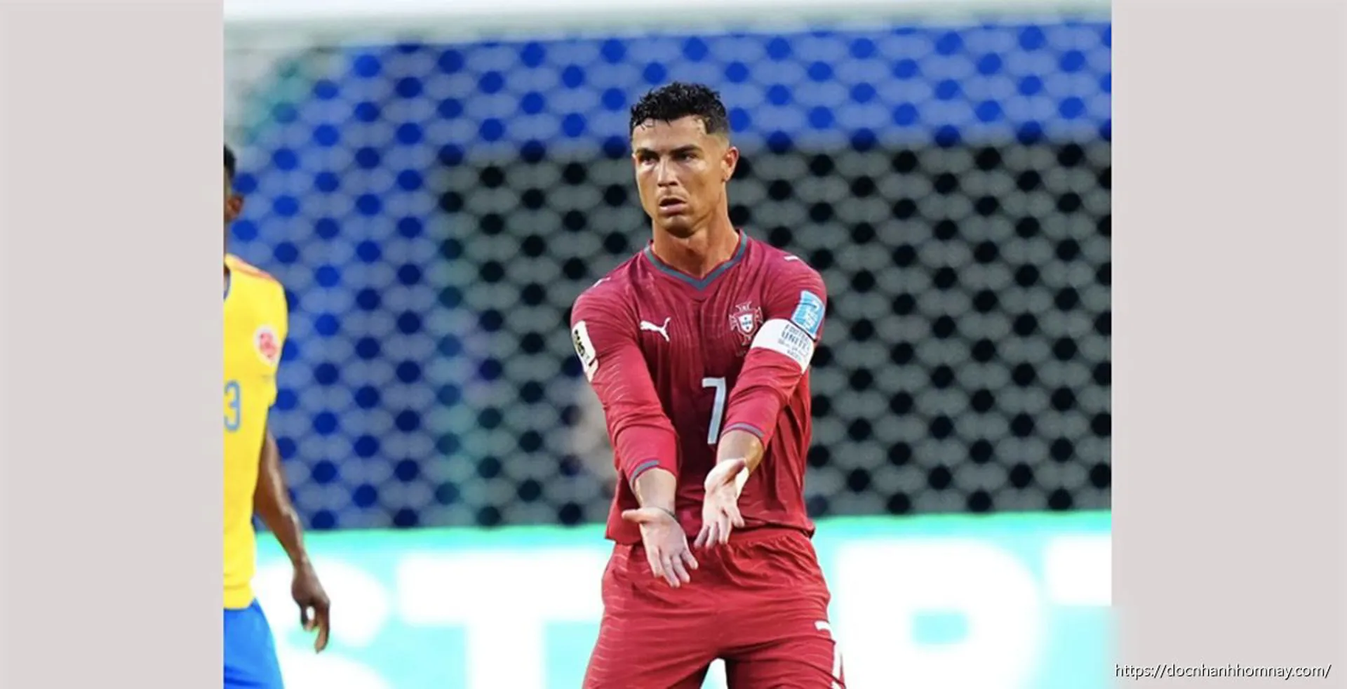 Ronaldo vứt giày vàng sau hiệp 1 vì không ghi bàn?