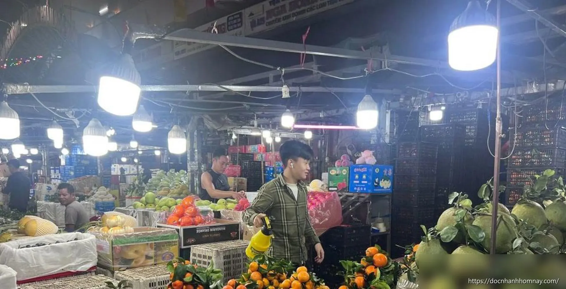 Lý do giá trái cây mùa hè ở TPHCM... rẻ 'sập sàn'