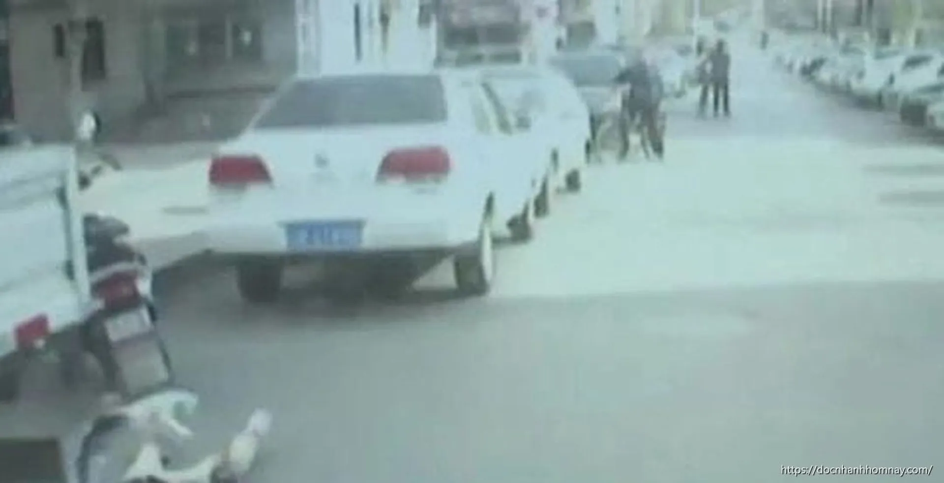 Bé gái lao qua đường bị ô tô hất văng gần 5 mét nhưng thoát chết khó tin