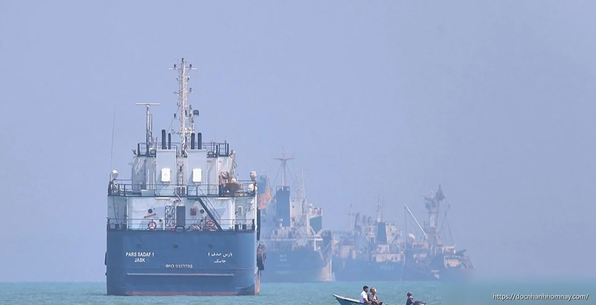 Vệ binh Iran cảnh báo xử lý 'tàu thuyền vượt Hormuz trái phép'