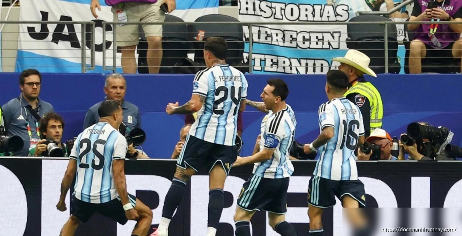 Messi lập cú đúp, Argentina thắng trận thứ hai tại World Cup