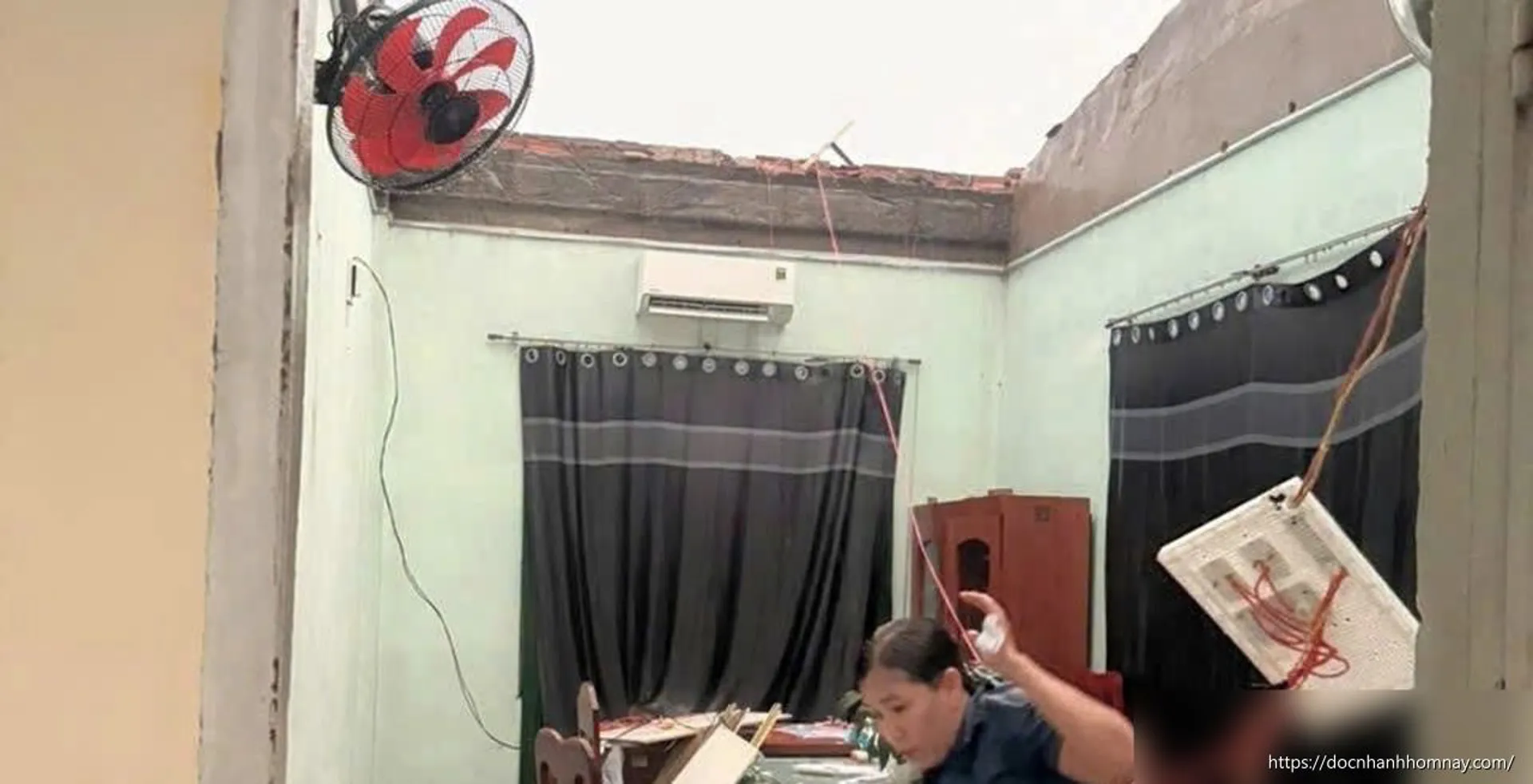 Lốc xoáy làm tốc mái trụ sở phường, hai người bị thương