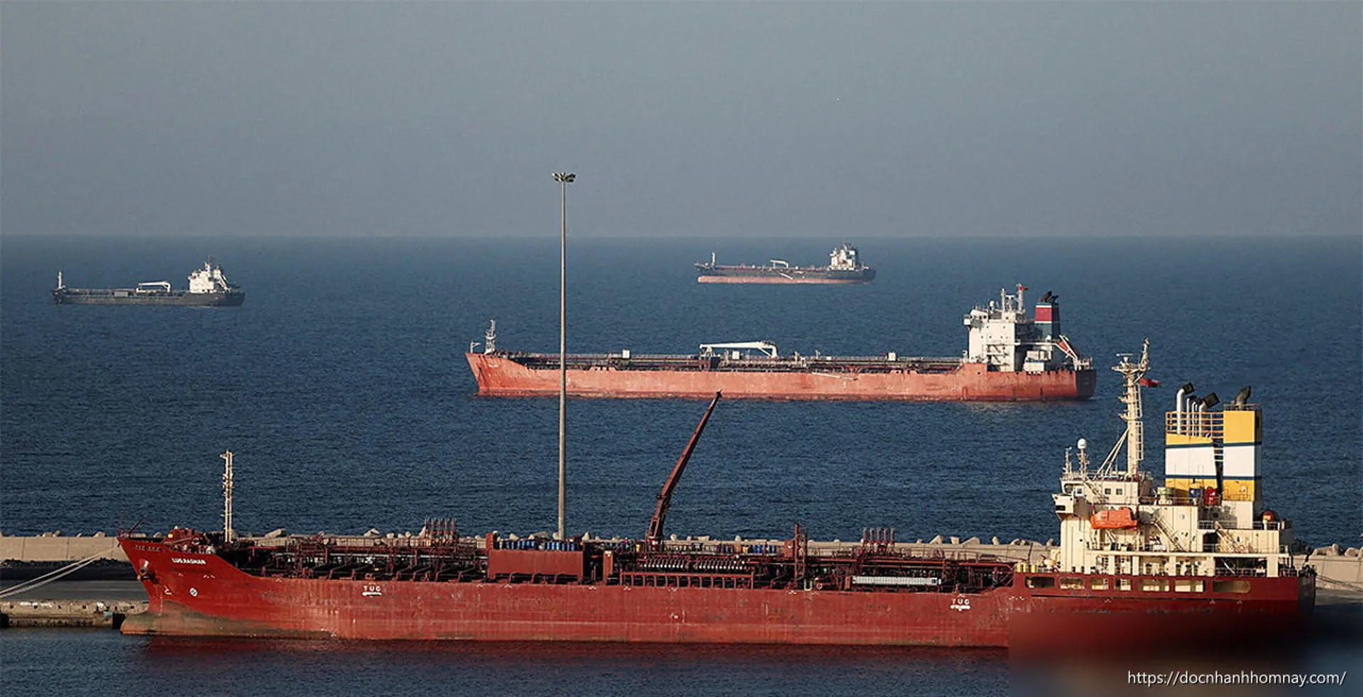 Iran và Oman bàn kế hoạch thu phí dịch vụ tại eo biển Hormuz
