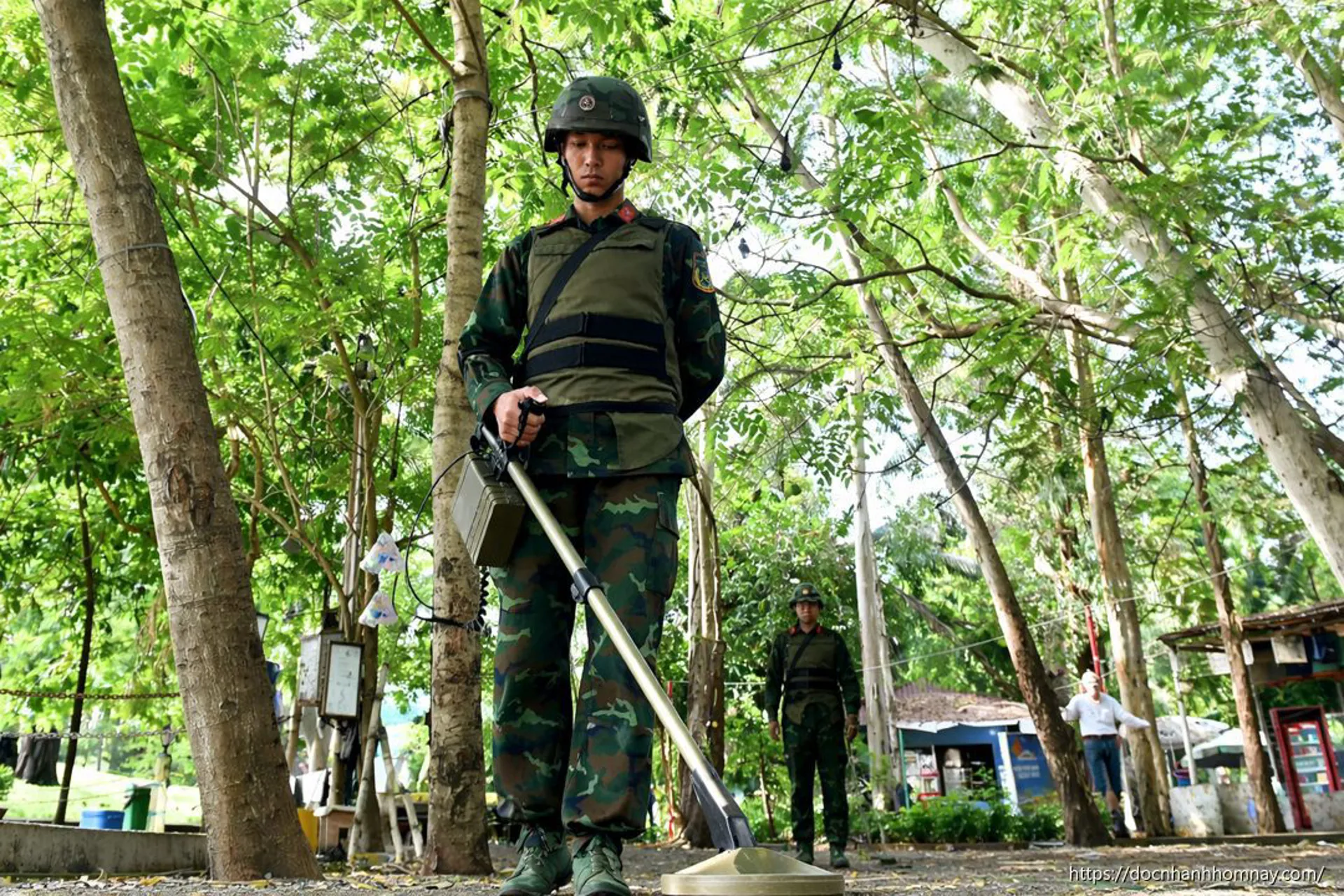 Khám Phá Bí Ẩn Mộ Liệt Sĩ Tại Công Viên Lê Thị Riêng