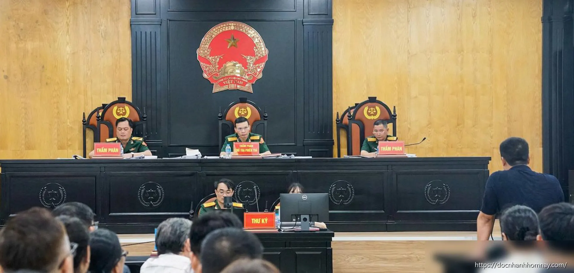 Hậu 'pháo' xin thêm thời gian thương lượng khi hàng trăm nhà đầu tư đòi tăng án
