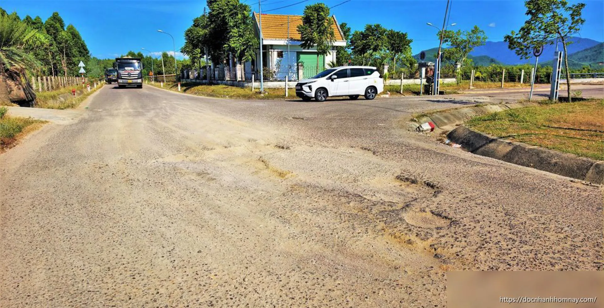 Nguy hiểm rình rập trên tuyến đường bong tróc, ổ gà ở Gia Lai