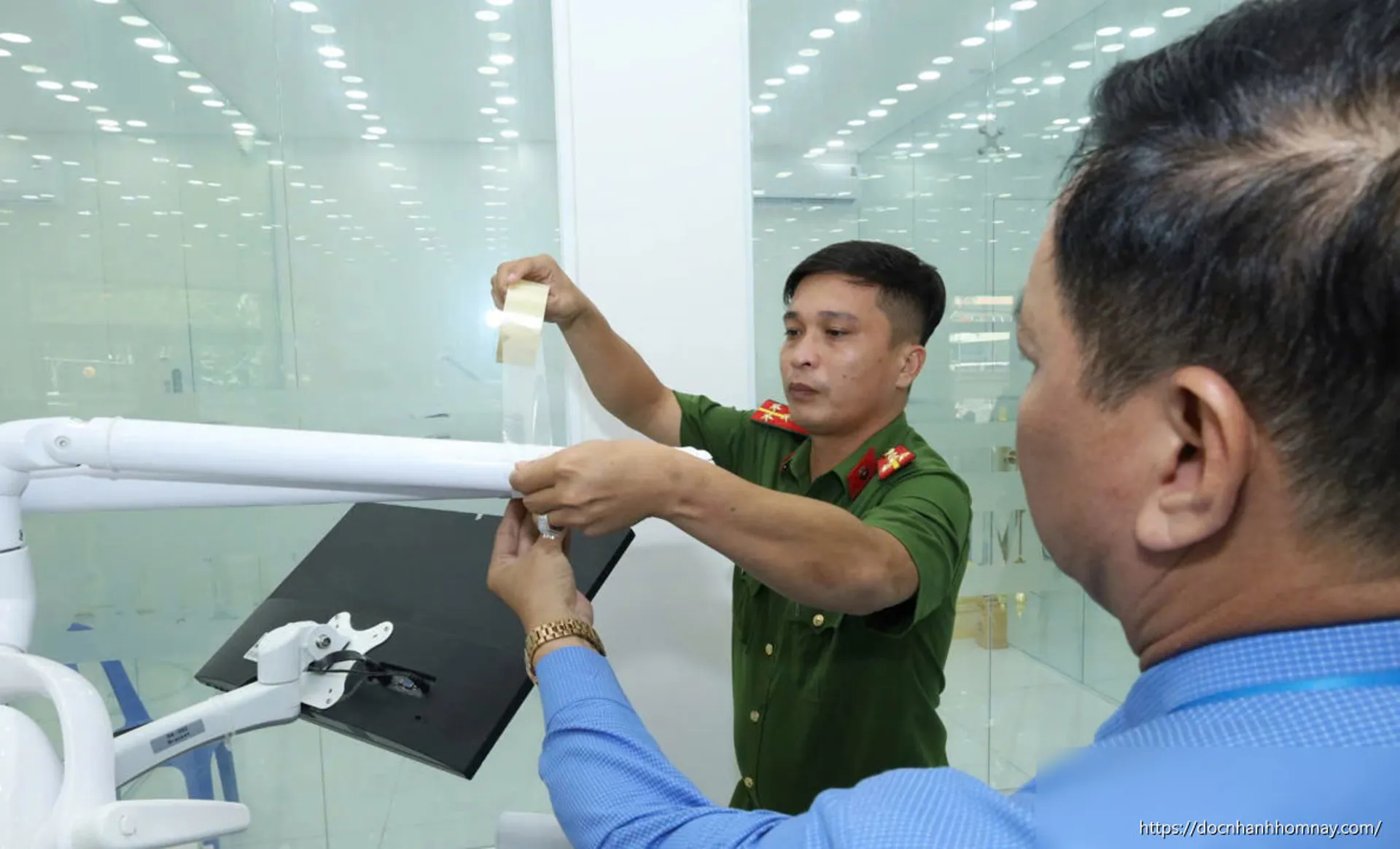 Công an Cần Thơ kiểm tra Nha khoa quốc tế Tuệ Minh: Nhân viên có bằng thương mại điện tử vẫn khám răng