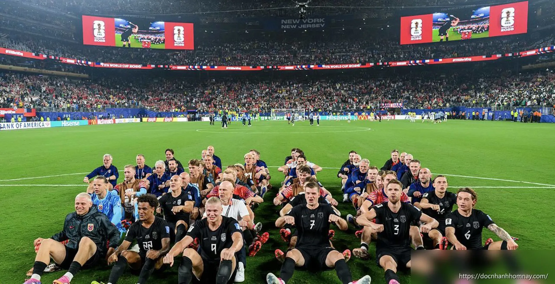 Đội tuyển Na Uy chèo thuyền kiểu Viking mừng đi tiếp ở World Cup