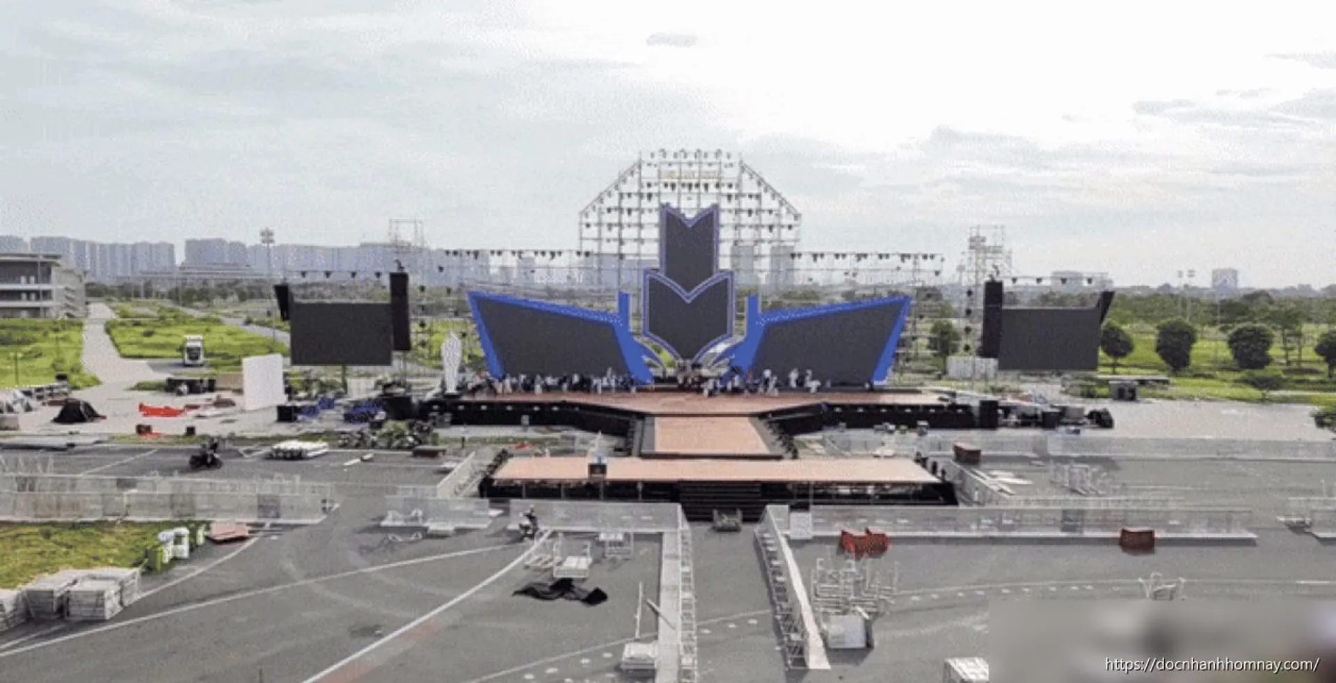 Nữ sinh sáng biểu diễn ở Đại hội Đoàn toàn quốc, chiều tập luyện concert Thanh xuân