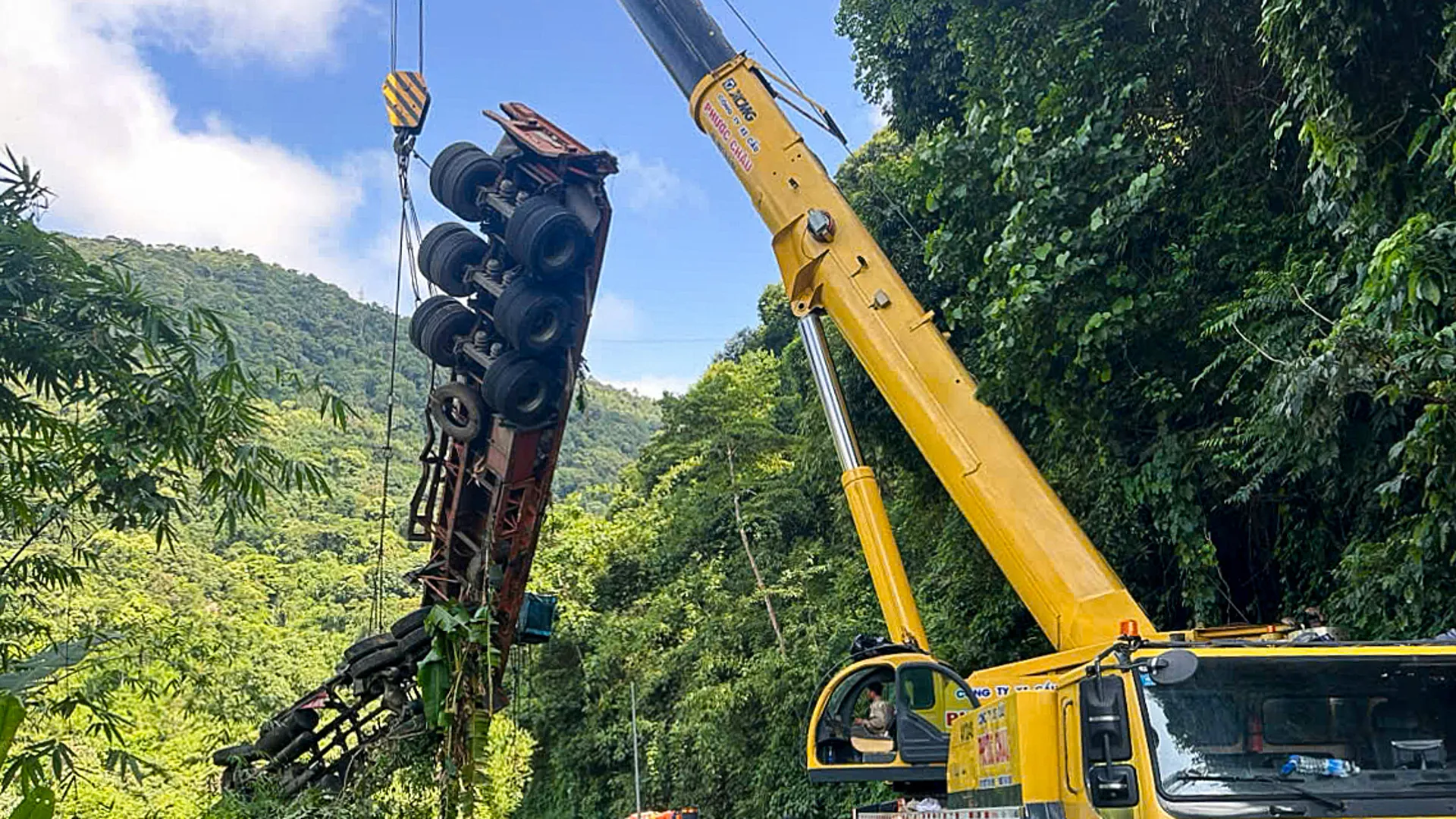 Cẩu 200 tấn kéo xe container khỏi vực đèo Bảo Lộc: Giải cứu ngoạn mục, giao thông thông thoáng trở lại
