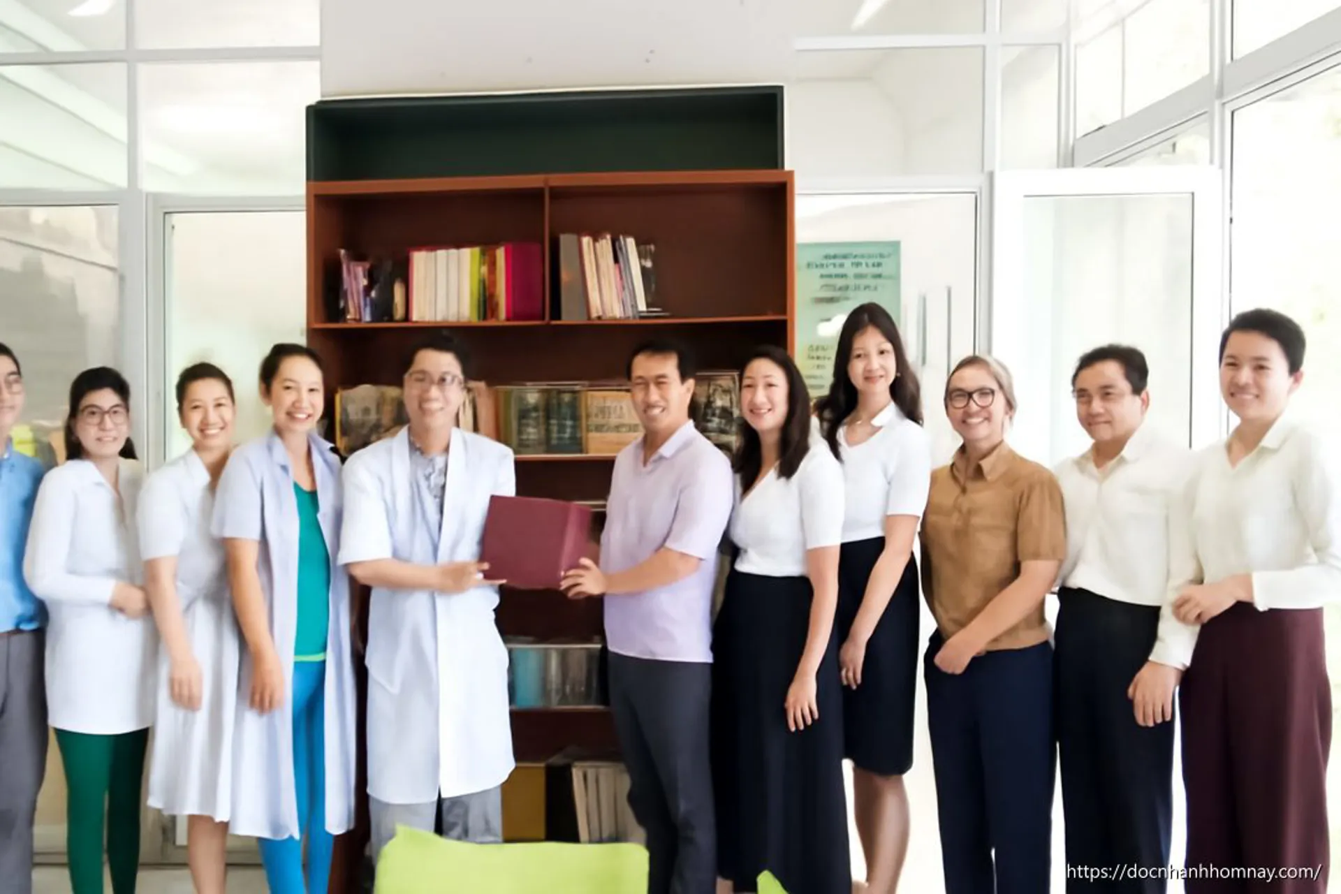 Tủ Sách Cộng Đồng: Món Quà Ý Nghĩa Tại Bệnh Viện Phụ Sản - Nhi Quảng Nam