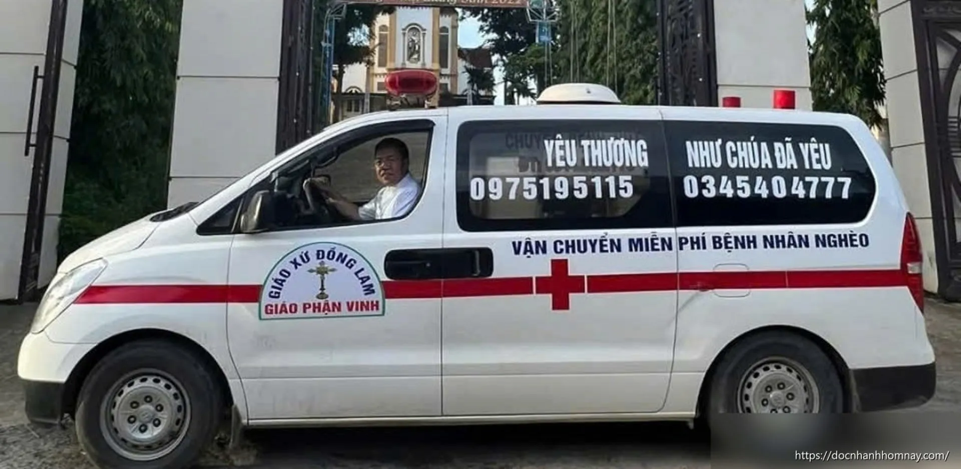 Vị linh mục chọn 'cầm lái' những chuyến xe nhân ái