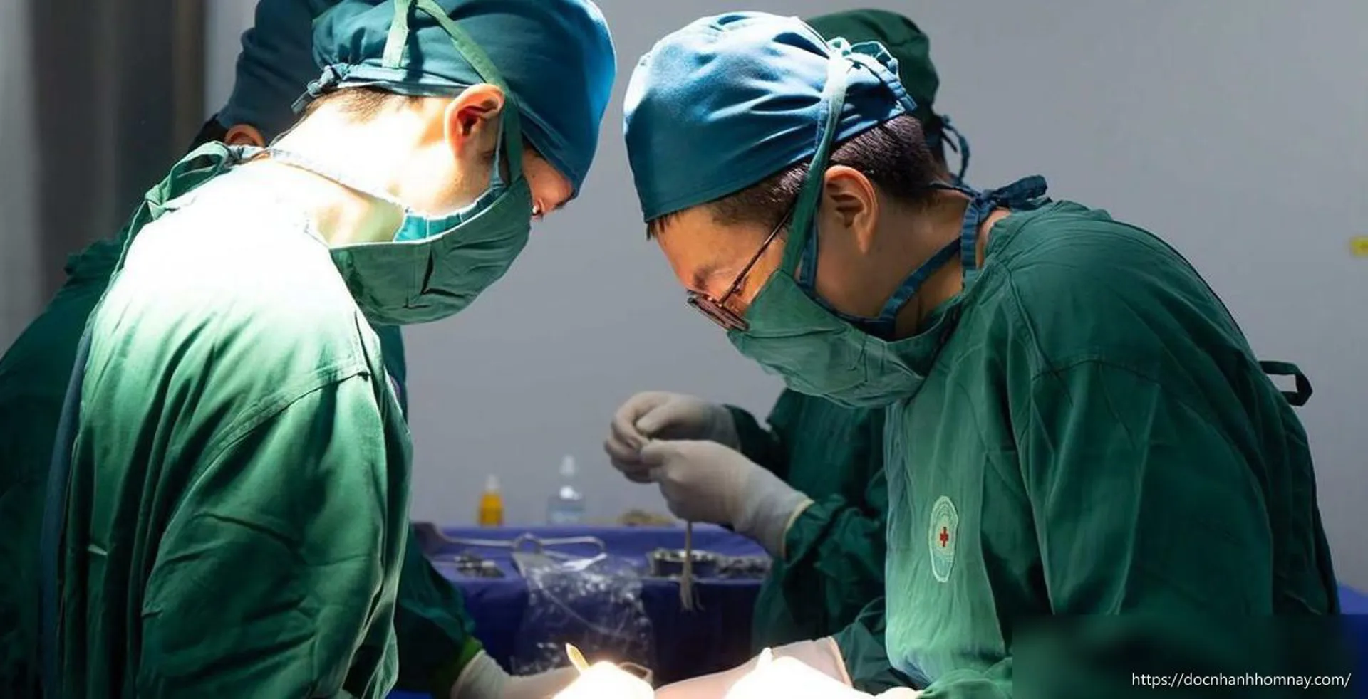 Bé trai 7 tuổi nguy kịch vì vỡ lách sau cú ngã từ tầng 3