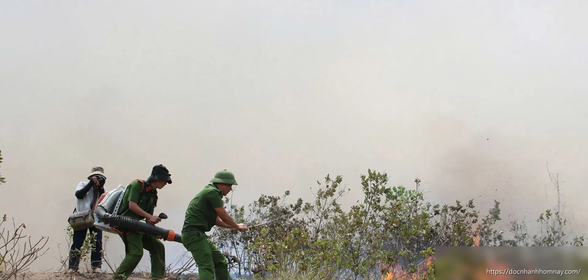 Cháy rừng kéo sang ngày thứ 2, Chủ tịch tỉnh trực tiếp đến hiện trường