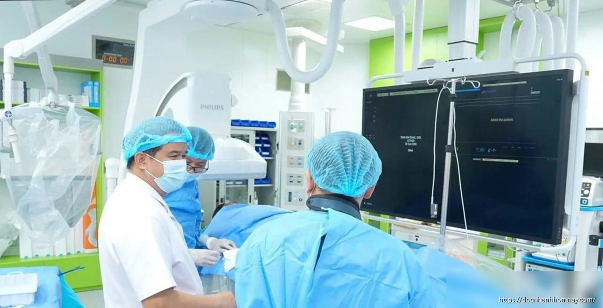 Người cha đưa con đi khám bất ngờ nhồi máu cơ tim giữa đường, được cứu sống nhờ quyết định kịp thời của vợ