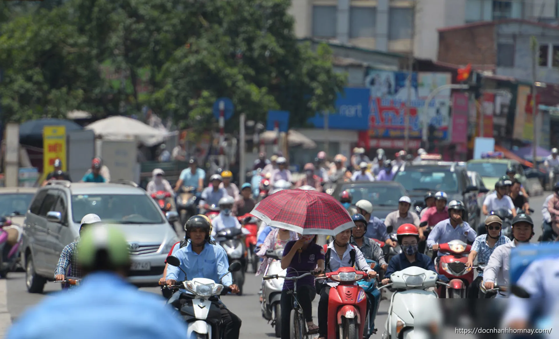 Nắng nóng 'bùng lên' ở miền Bắc và Trung Bộ, 1 tháng tới còn nhiều cực đoan